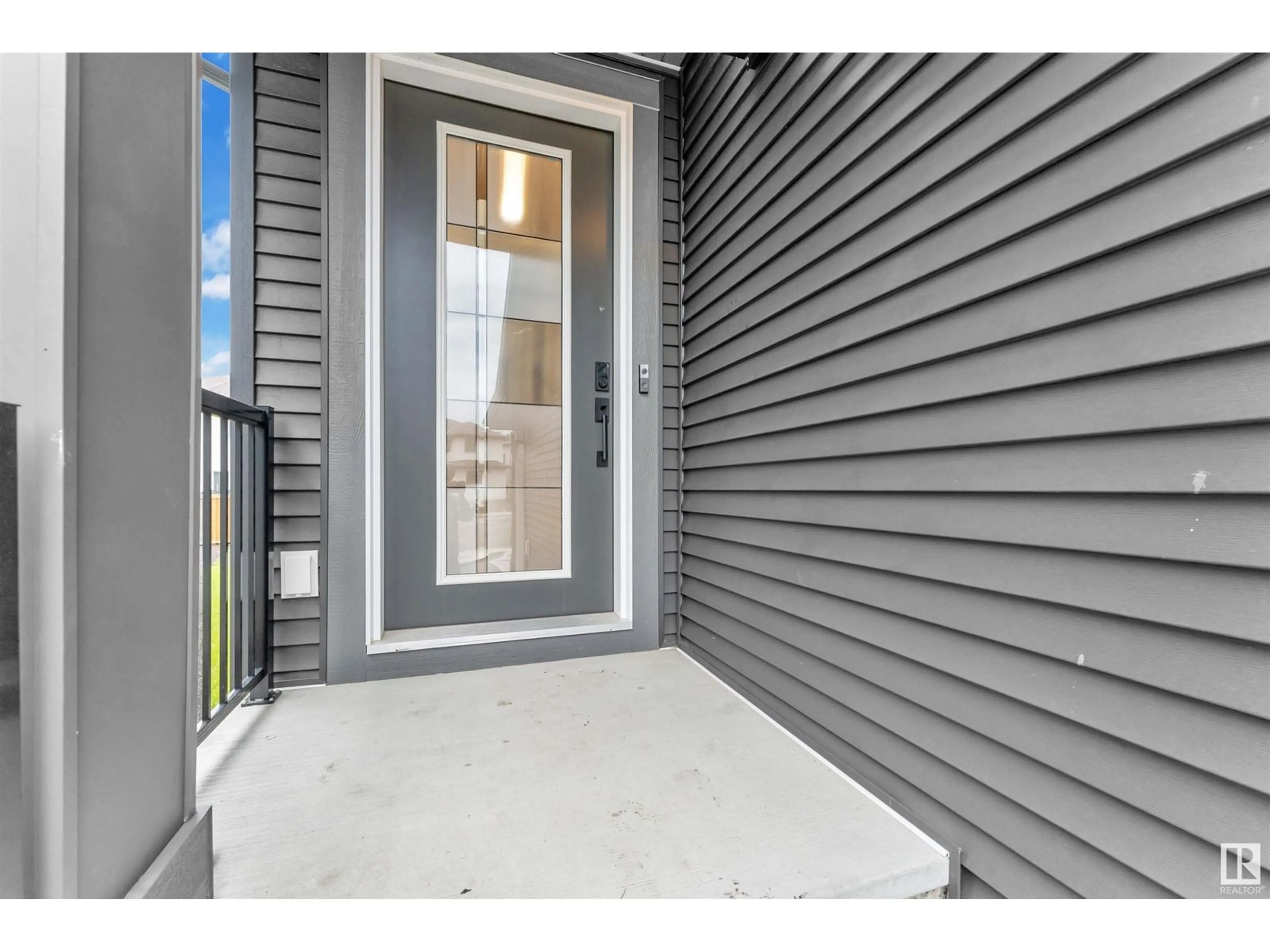 Indoor entryway for 2029 13A AV, Edmonton Alberta T6T2R8