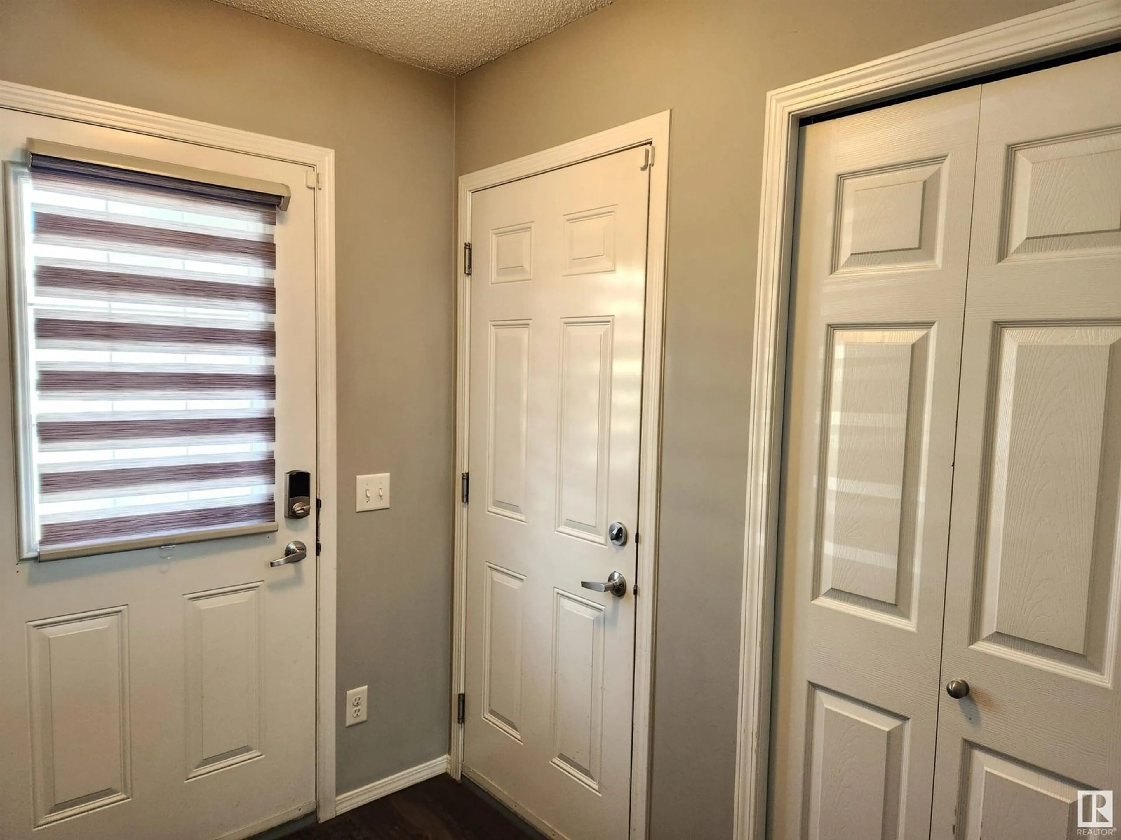 Indoor entryway for 6520 2 AV SW, Edmonton Alberta T6X1S4