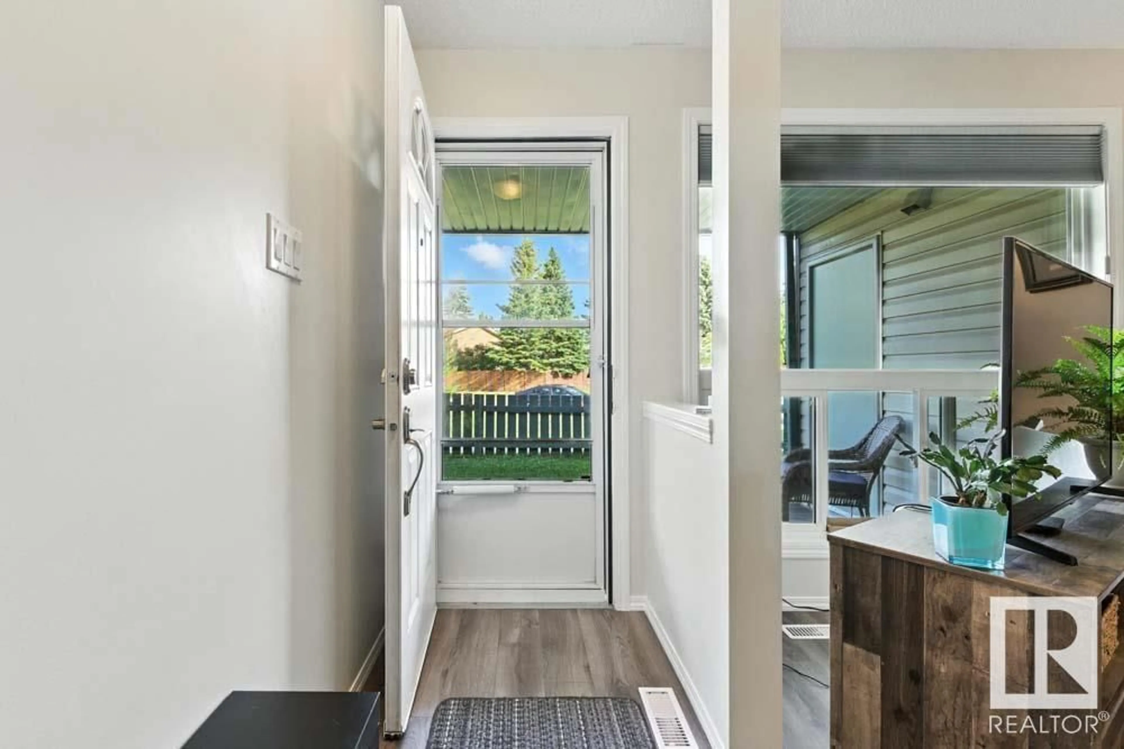 Indoor entryway for #45 - 2703 79 ST, Edmonton Alberta T6K3Z6