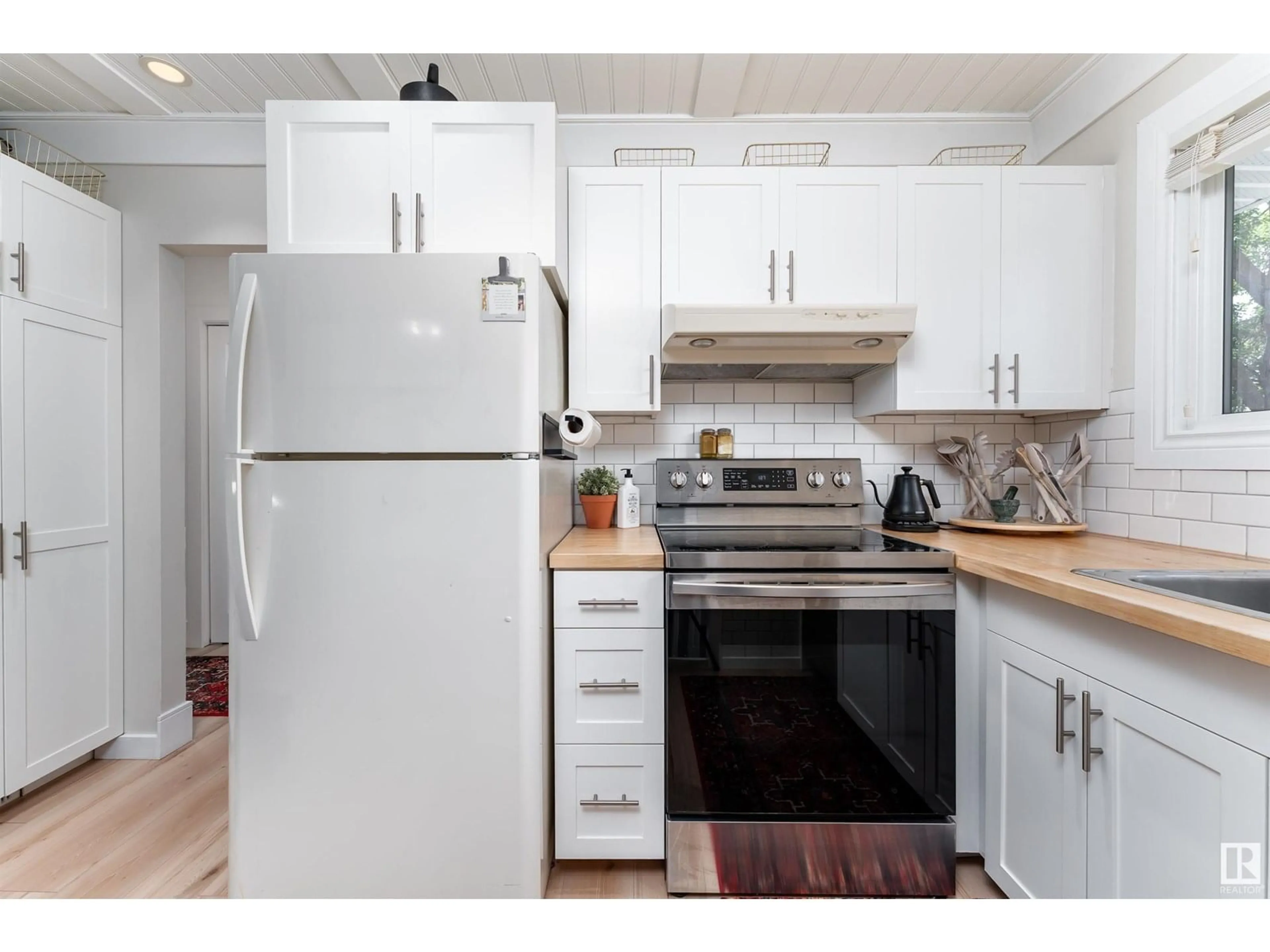 Standard kitchen, wood/laminate floor for 26 ELIZABETH, Fort Saskatchewan Alberta T8L2M4