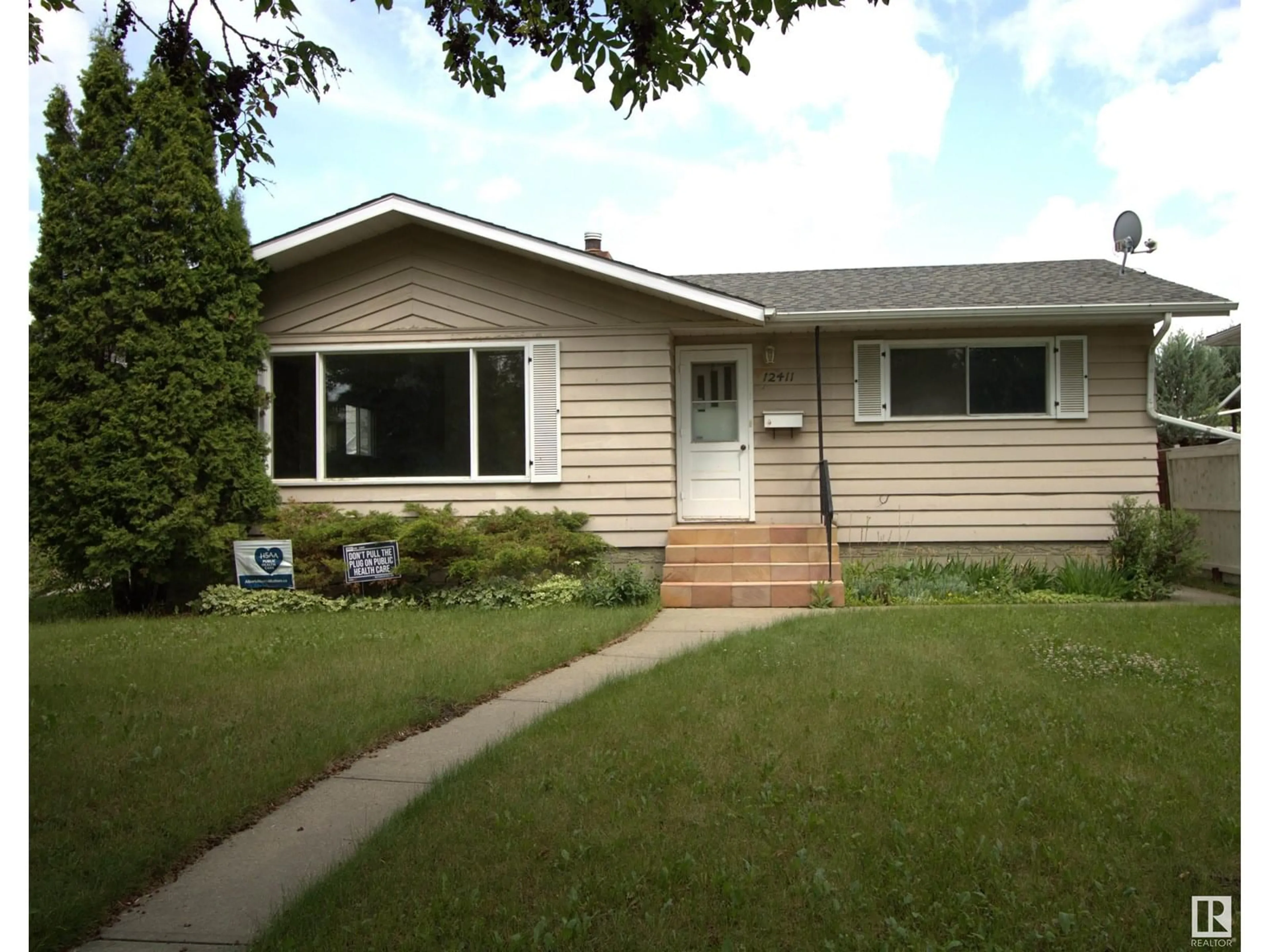 Home with vinyl exterior material, street for NW - 12411 89 ST, Edmonton Alberta T5B3X1