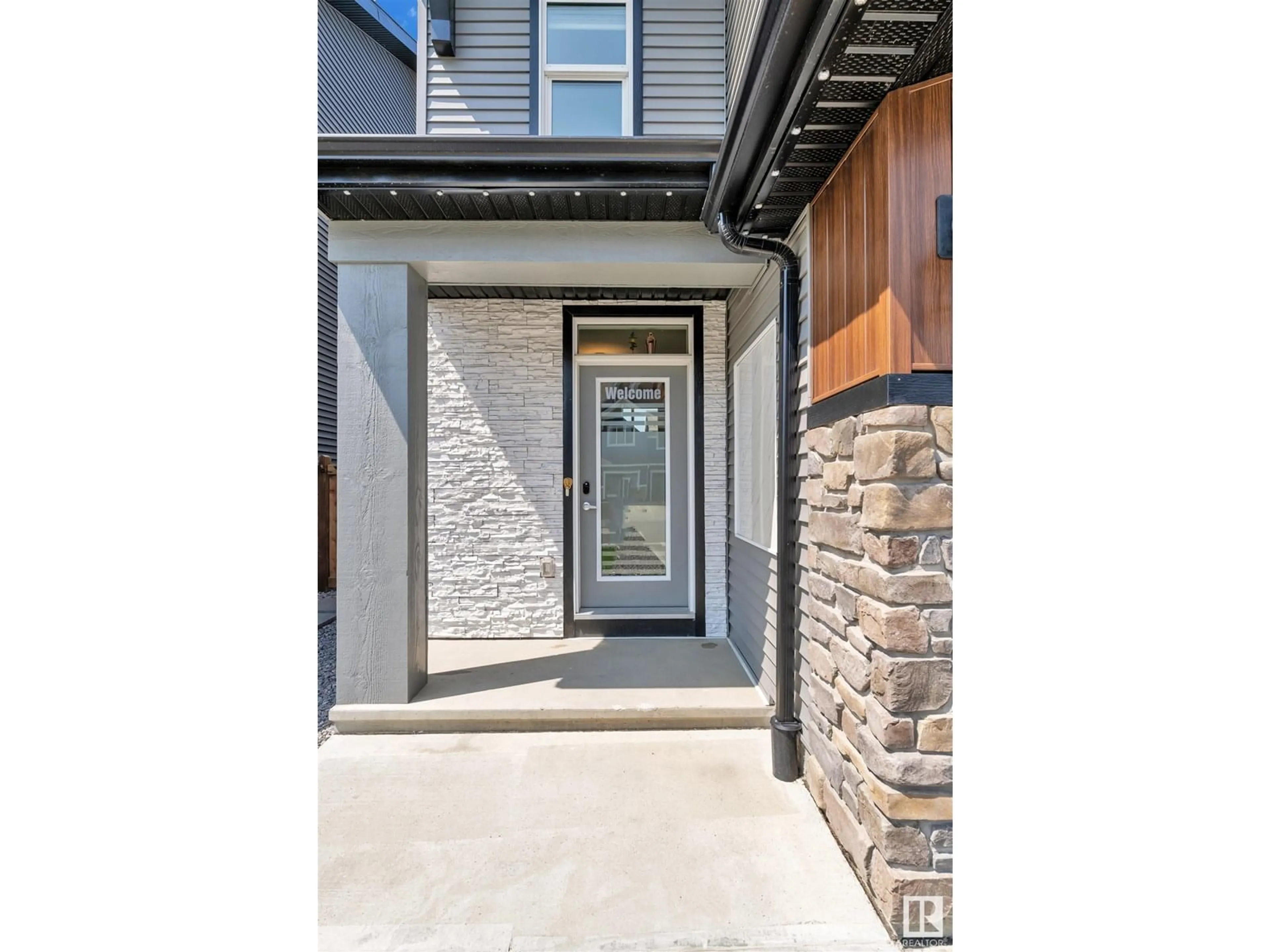 Indoor entryway for 1330 PLUM LI SW, Edmonton Alberta T6X2Y4
