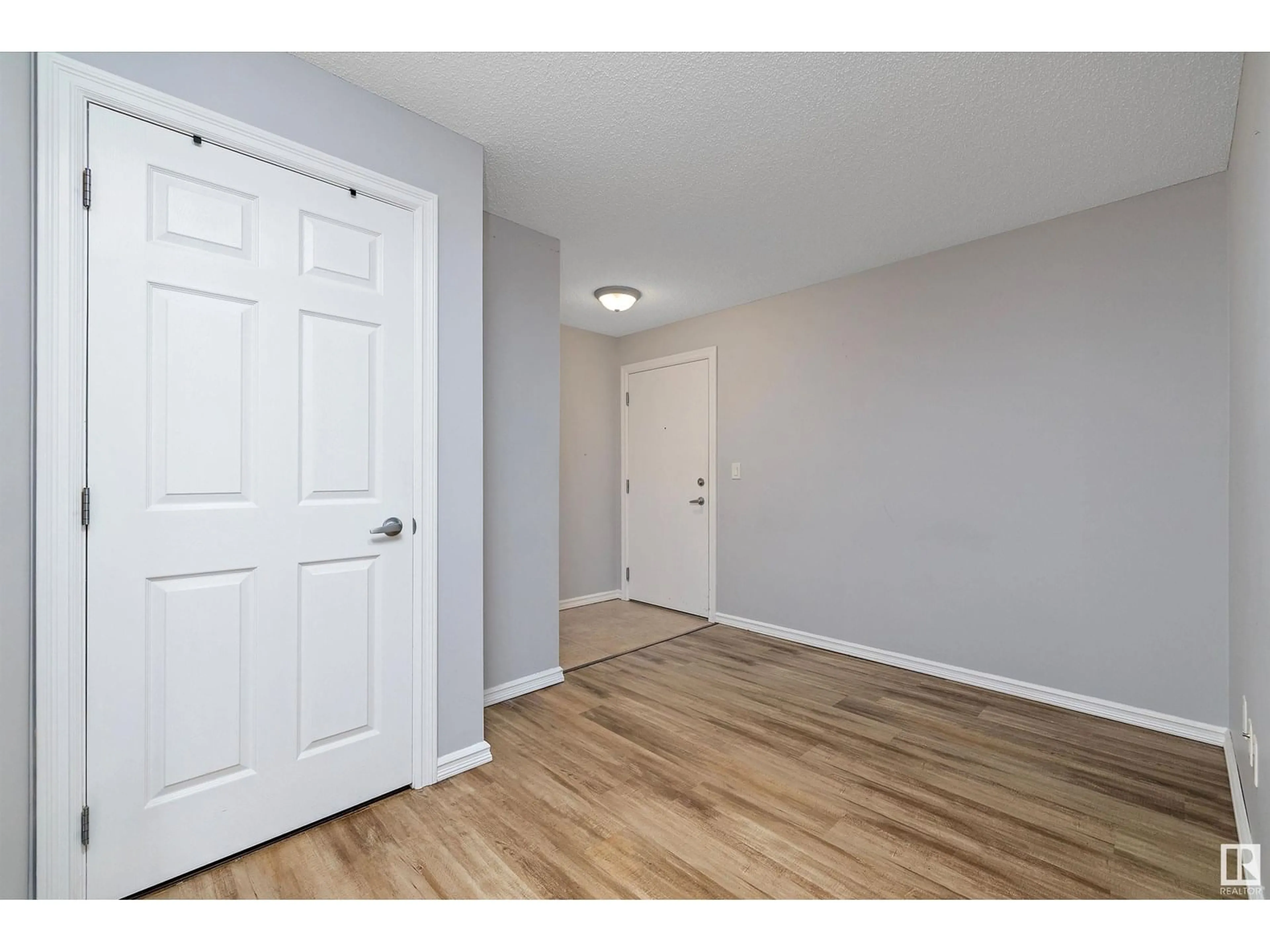 Indoor entryway for 201 - 4407 23 ST, Edmonton Alberta T6T0B6