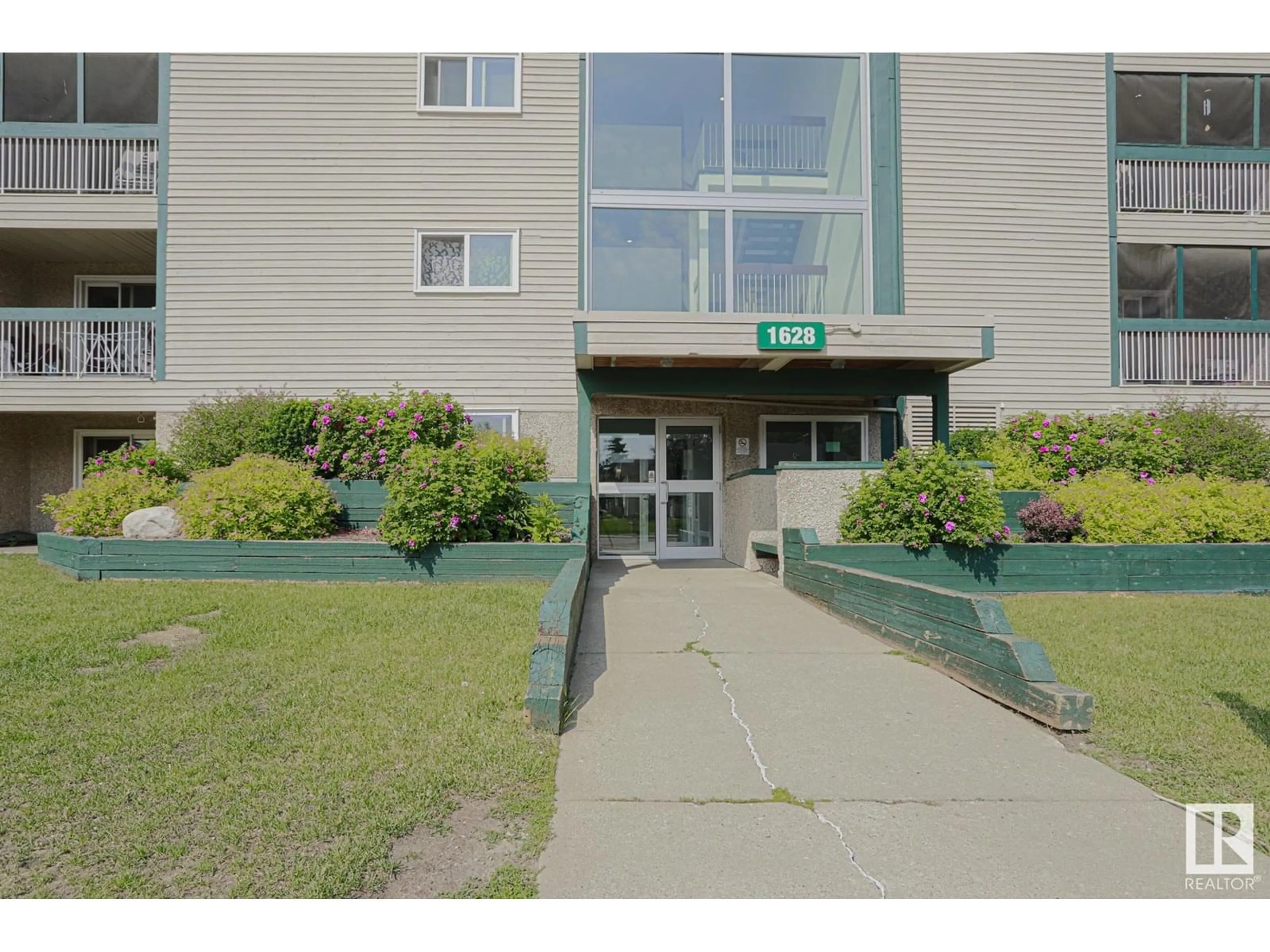 Indoor foyer for #112 - 1628 48 ST, Edmonton Alberta T6L5P2
