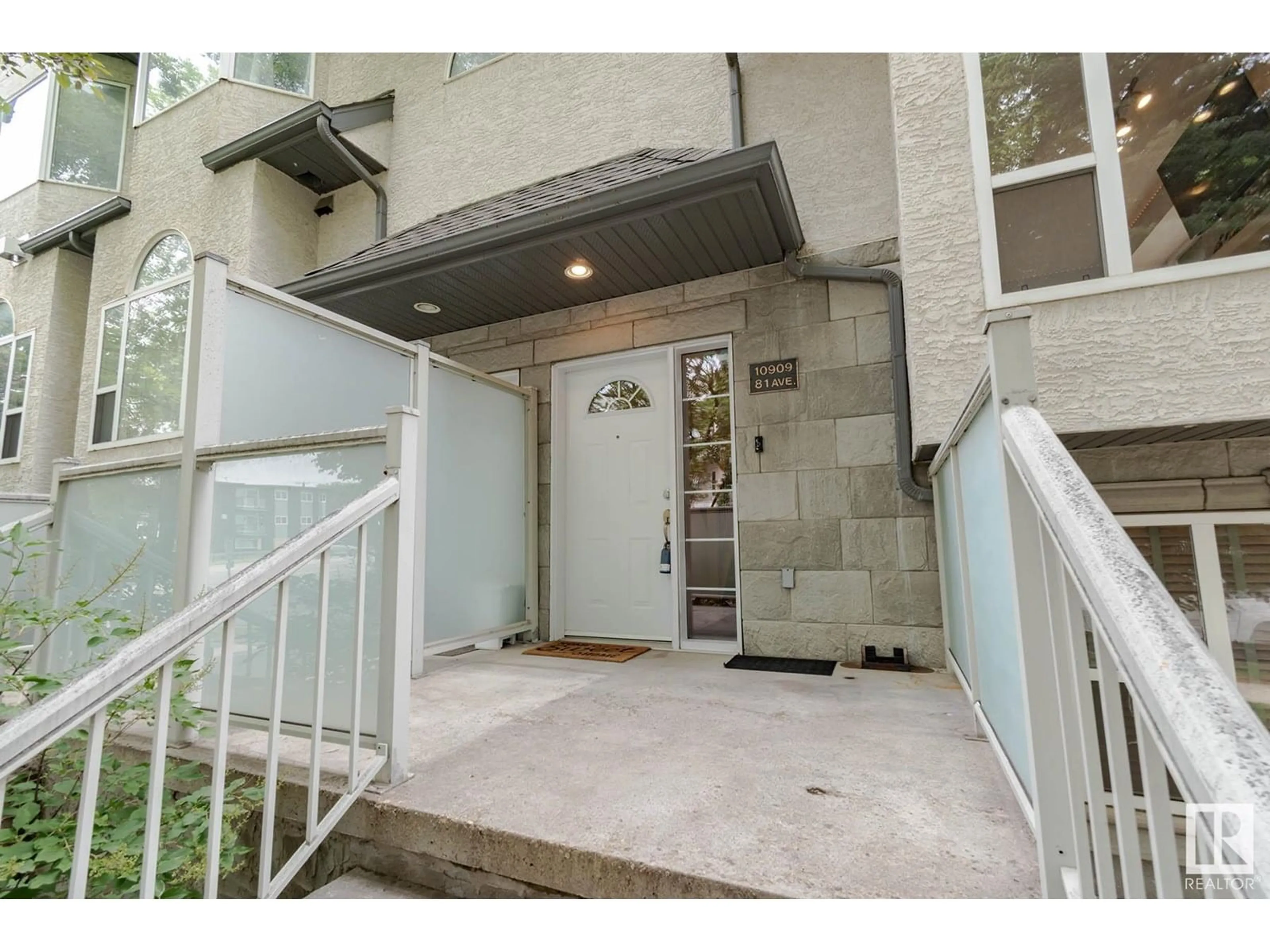 Indoor entryway for 10909 81 AV, Edmonton Alberta T6G0S1