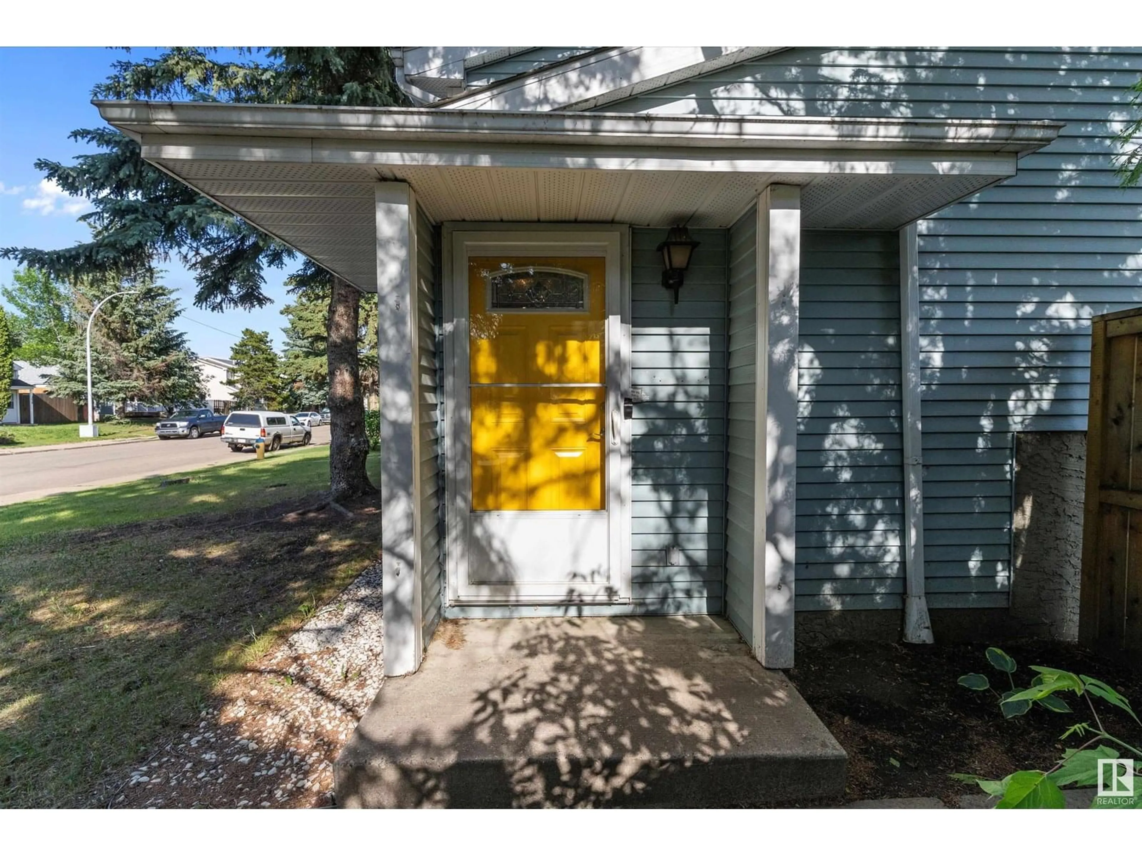 Indoor entryway for 4703 36 AV, Edmonton Alberta T6L3S2