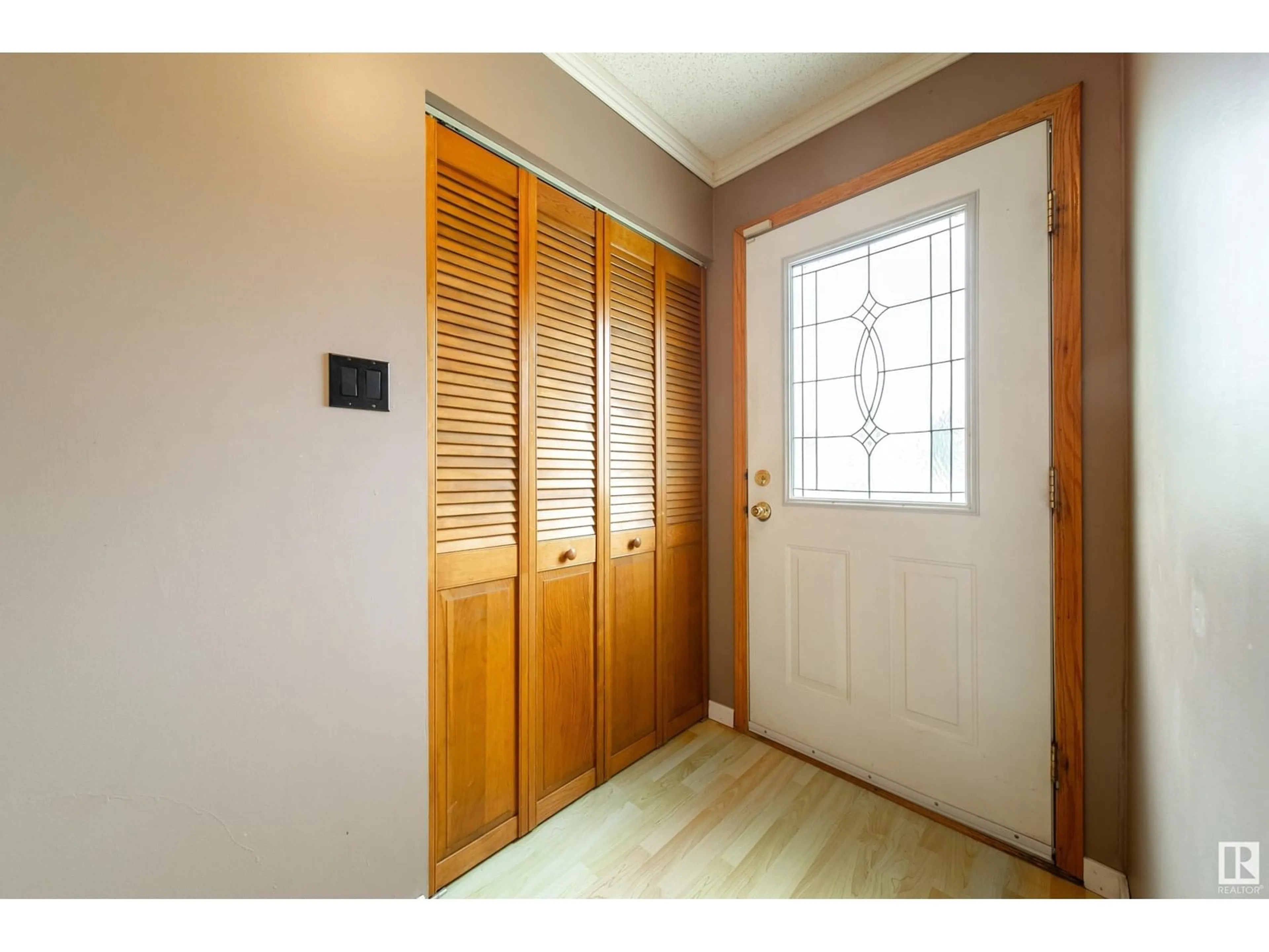 Indoor entryway for 4512 12 AV, Edmonton Alberta T6L3L7
