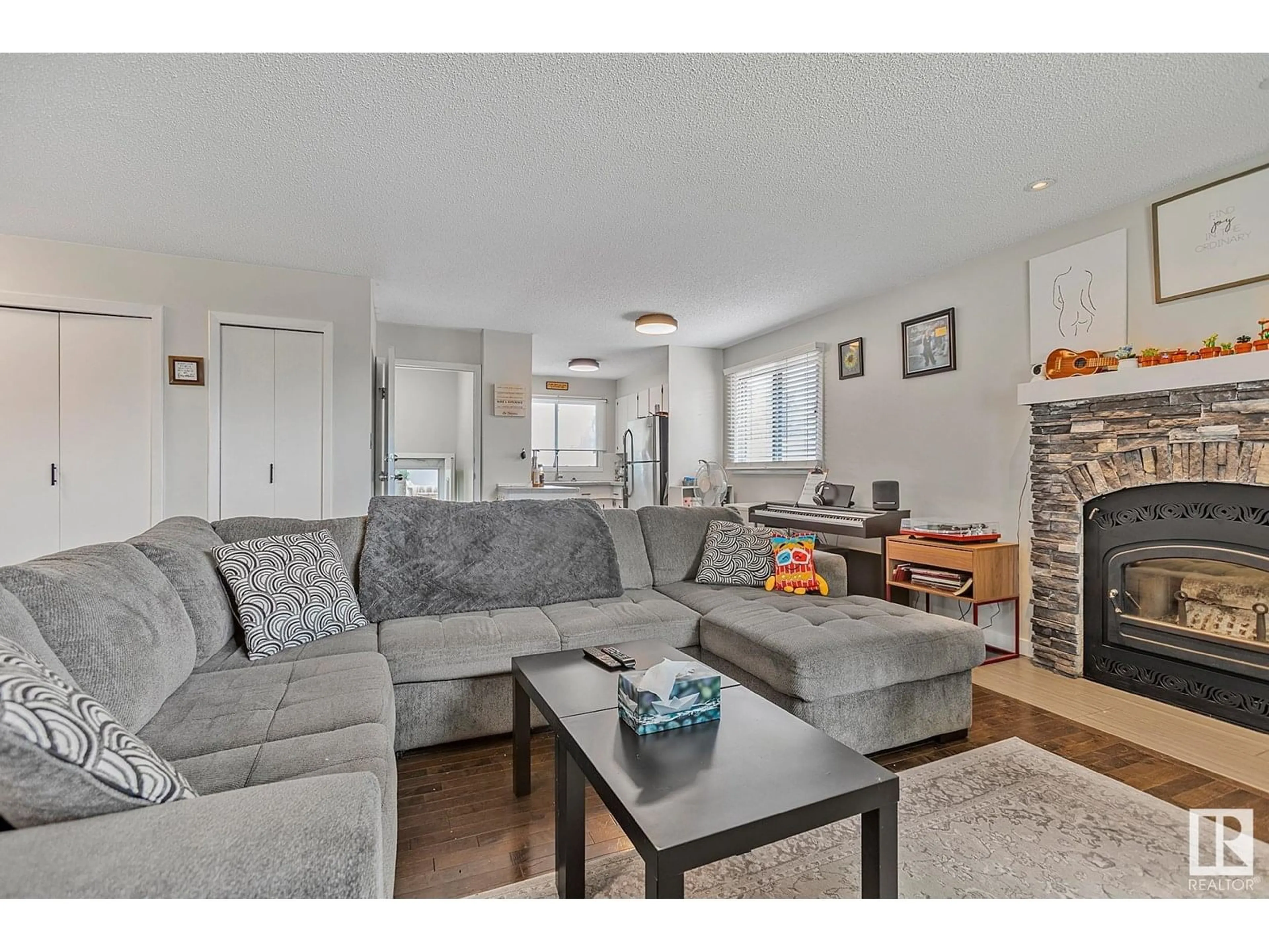 Living room with furniture, wood/laminate floor for NW - 512 KNOTTWOOD W, Edmonton Alberta T6K1W8