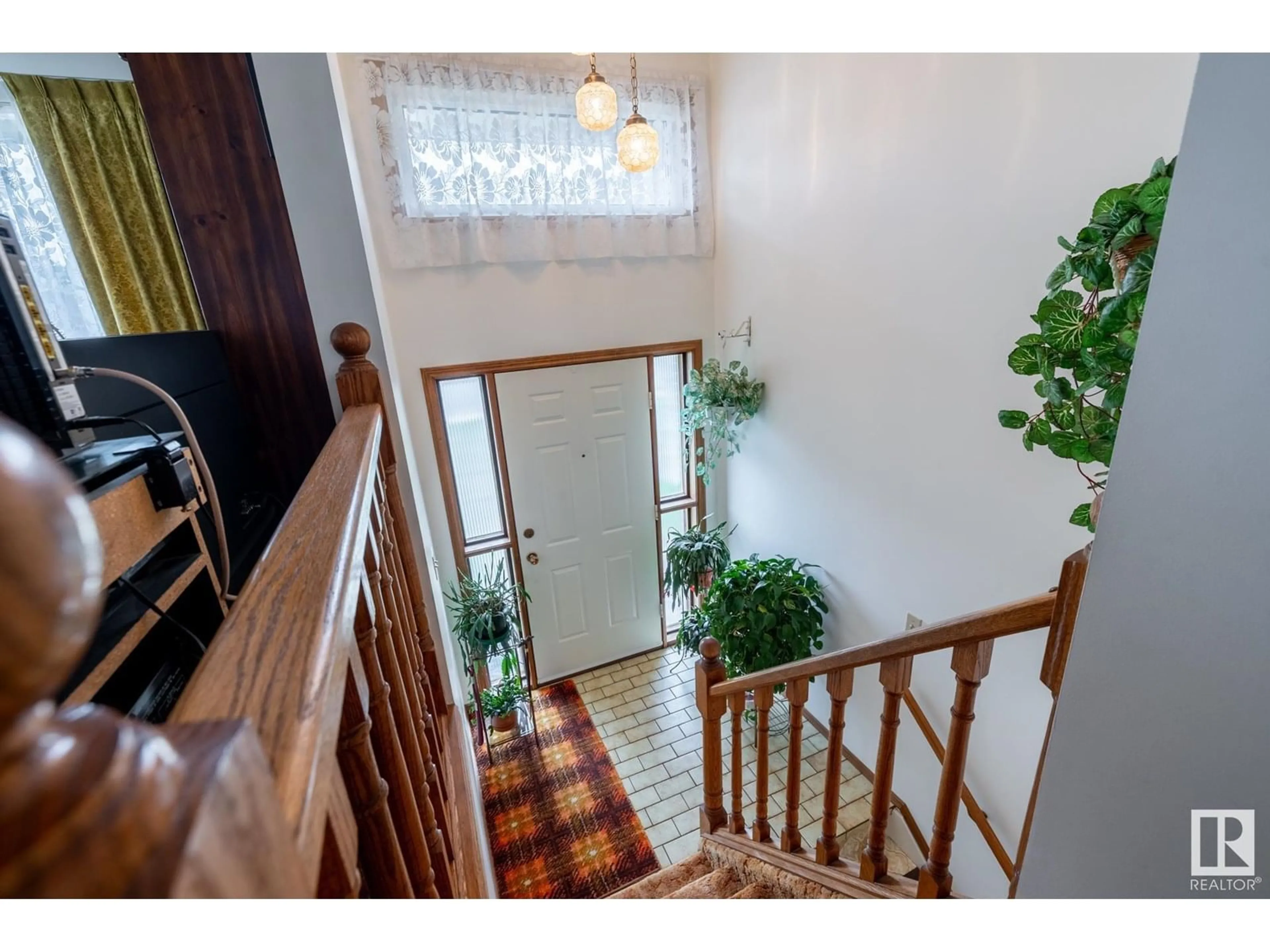 Indoor foyer for 12226 38 ST NW, Edmonton Alberta T5W2J3