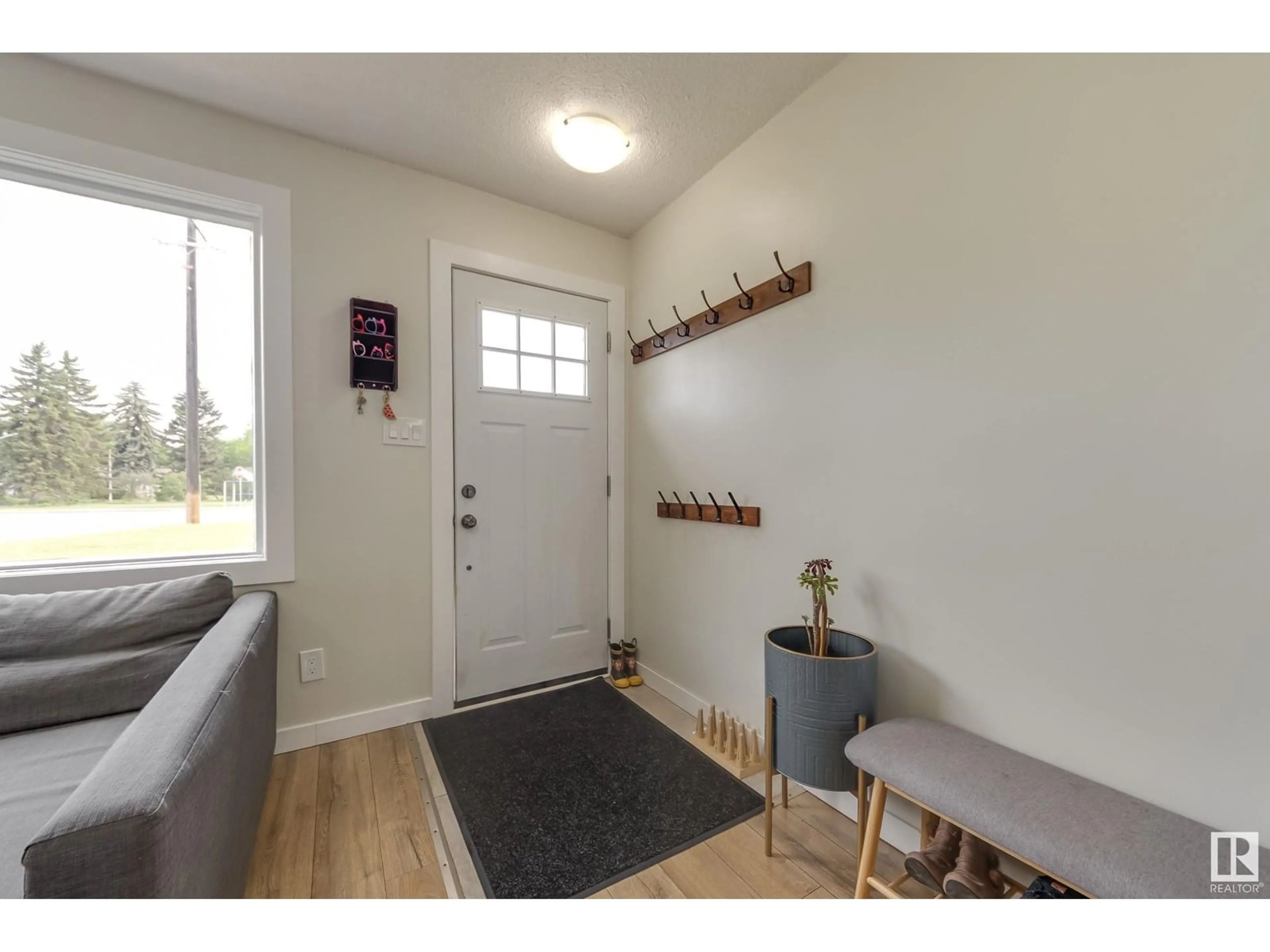 Indoor entryway for 13503 132 AV, Edmonton Alberta T5L3R6