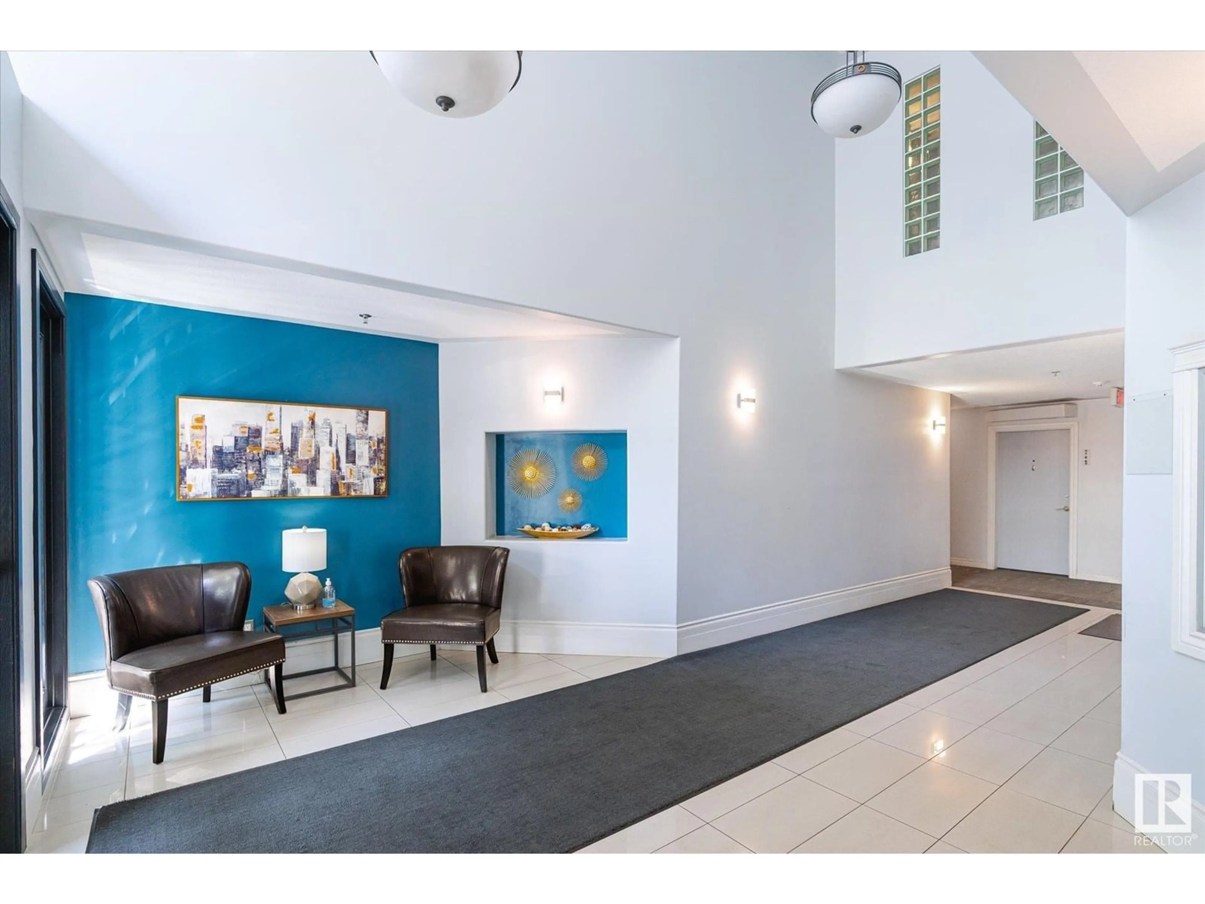 Indoor foyer for #101 - 12028 103 AV, Edmonton Alberta T5K2T9