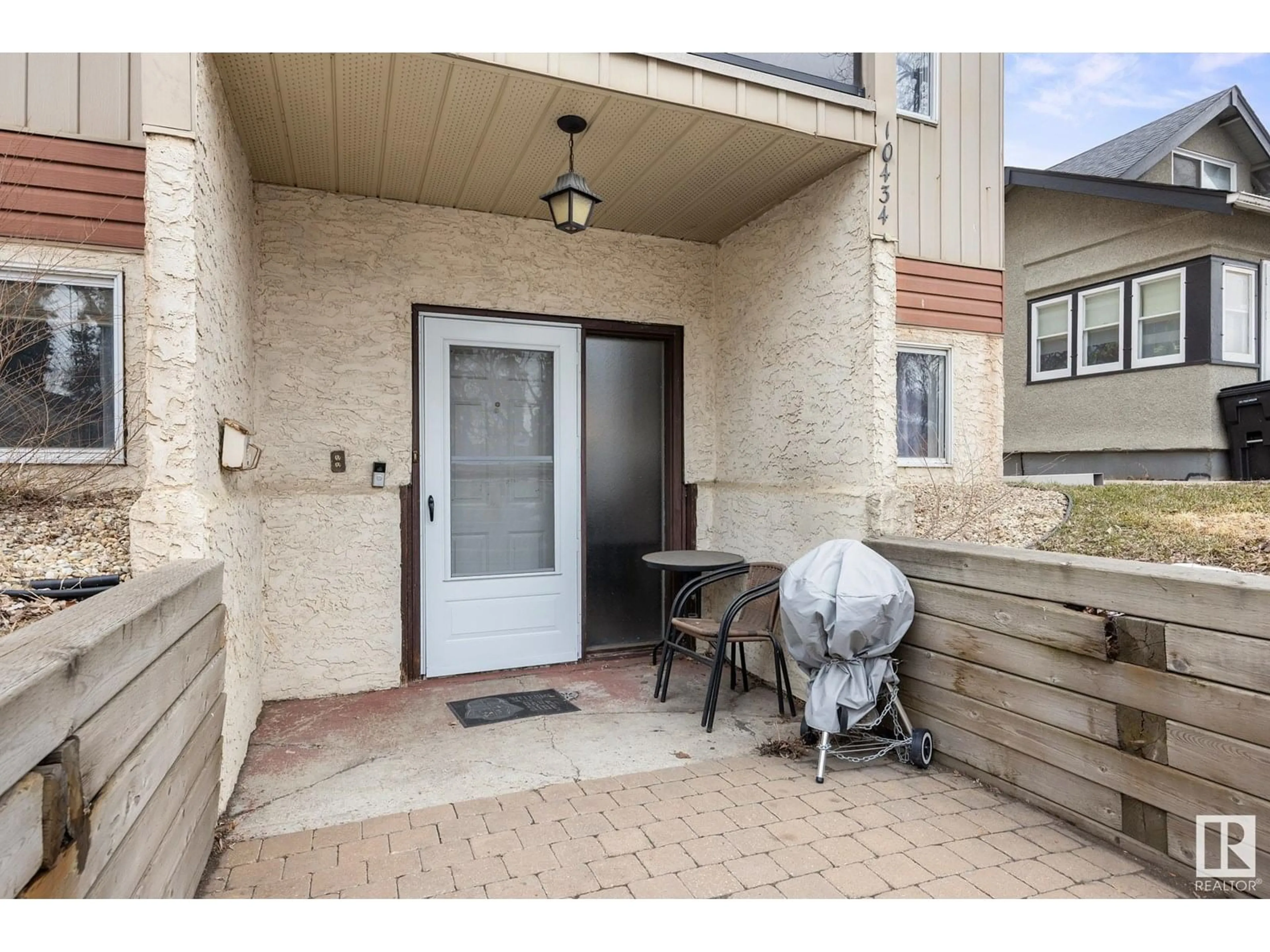 Patio, street for 10434 76 AV, Edmonton Alberta T6E1L1