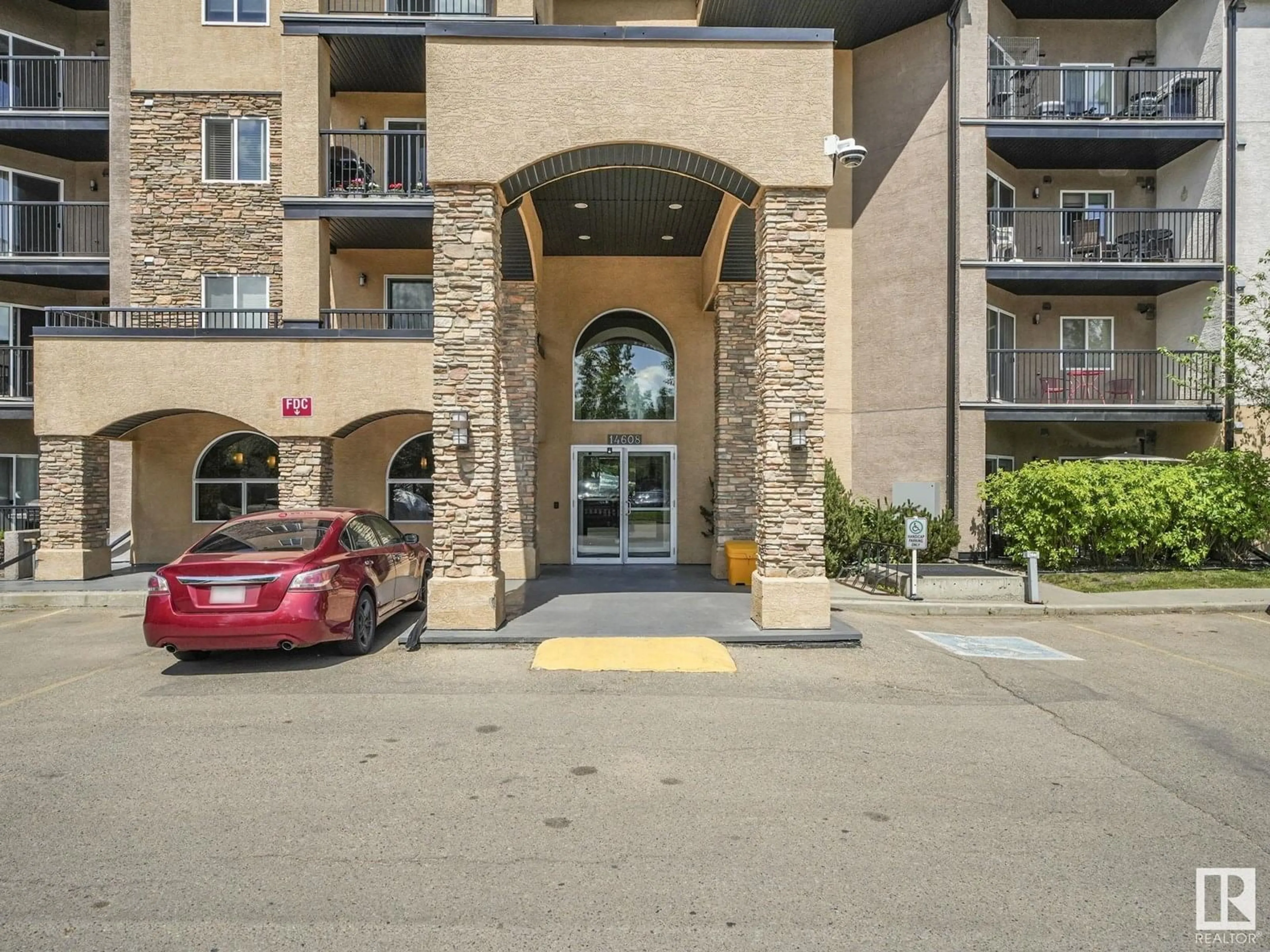 Indoor foyer for #104 - 14608 125 ST, Edmonton Alberta T5X0B5