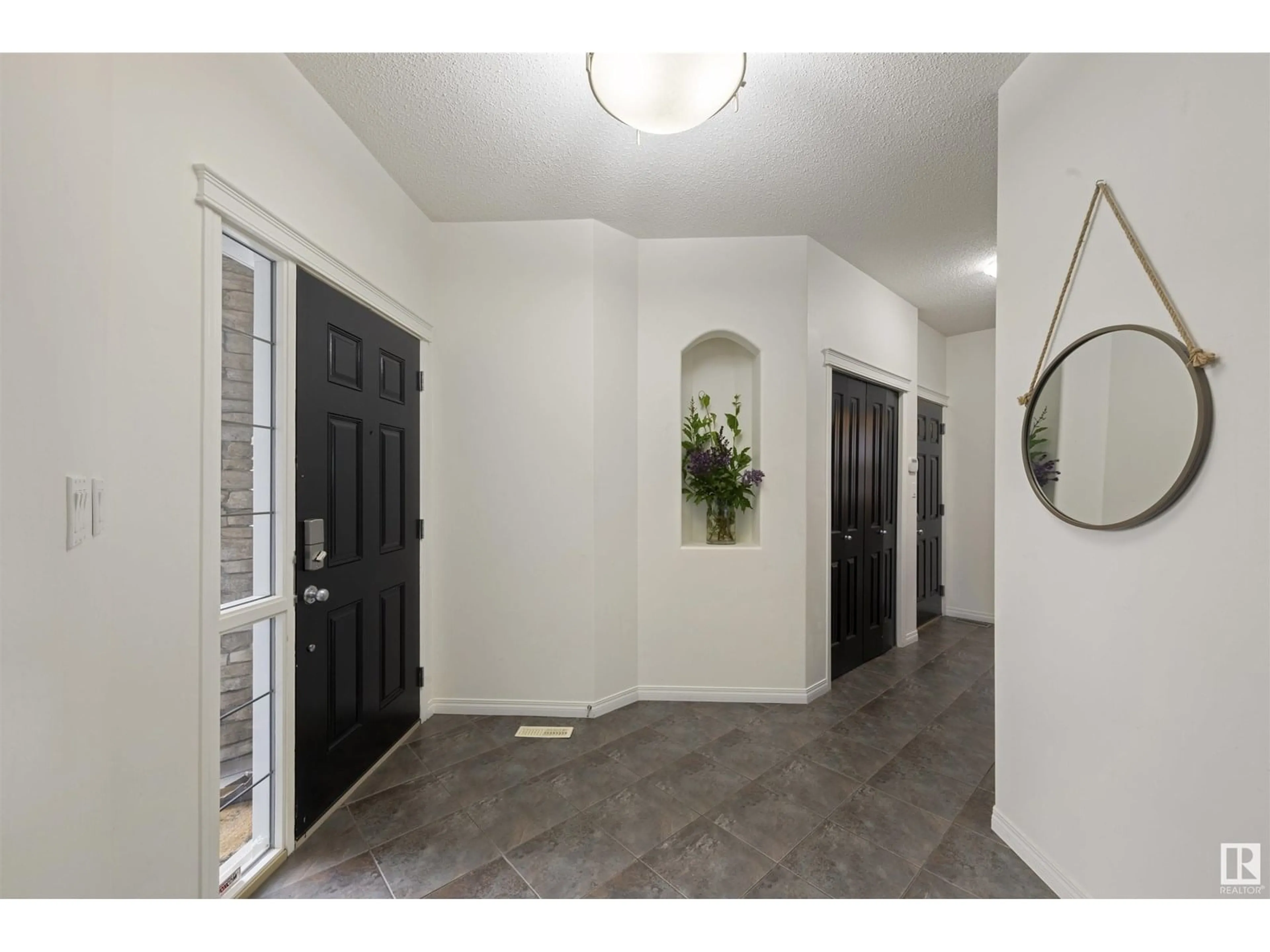 Indoor entryway for 3507 MCLAY CR, Edmonton Alberta T6R3V3