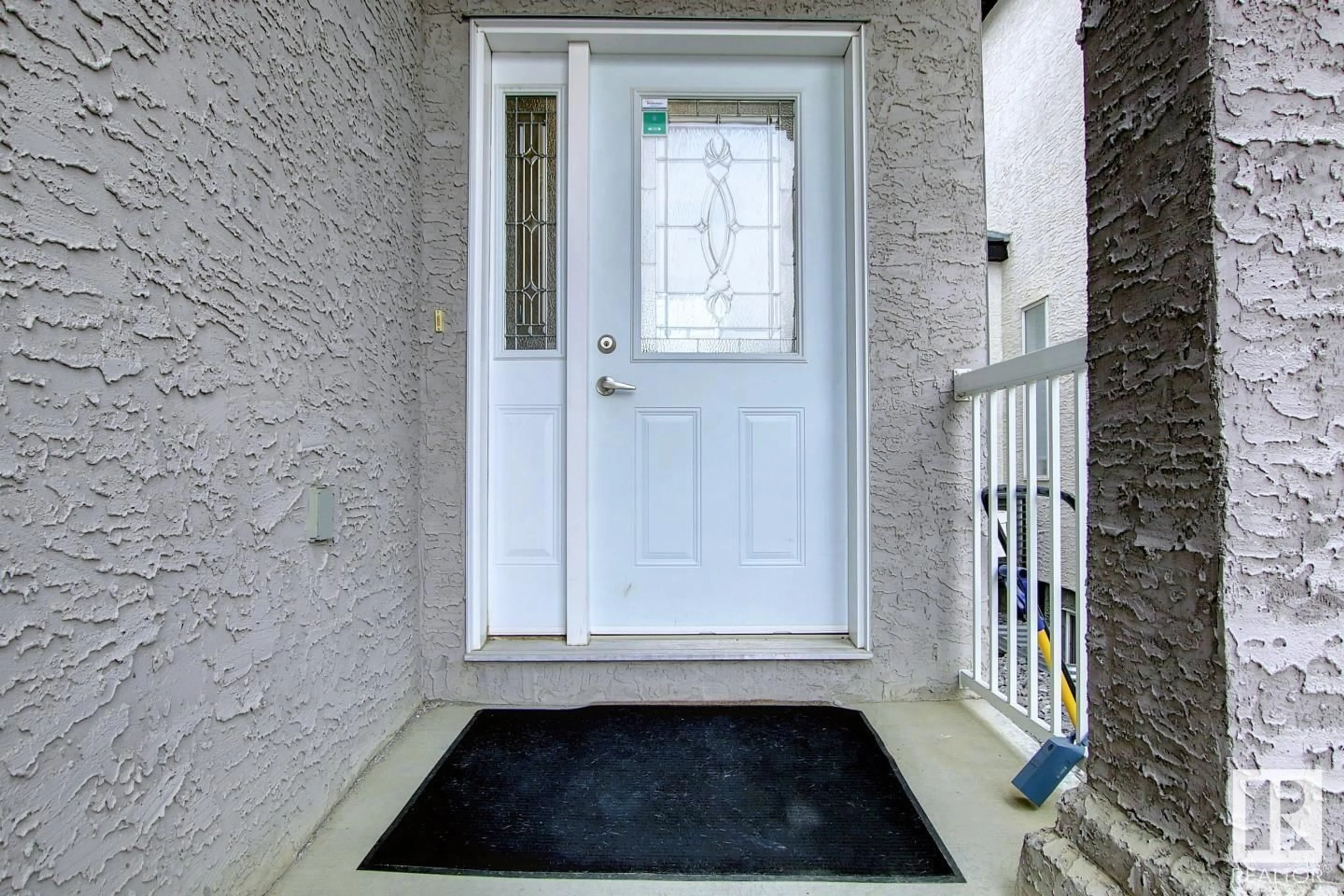 Indoor entryway for 16911 54 ST, Edmonton Alberta T5Y0R2