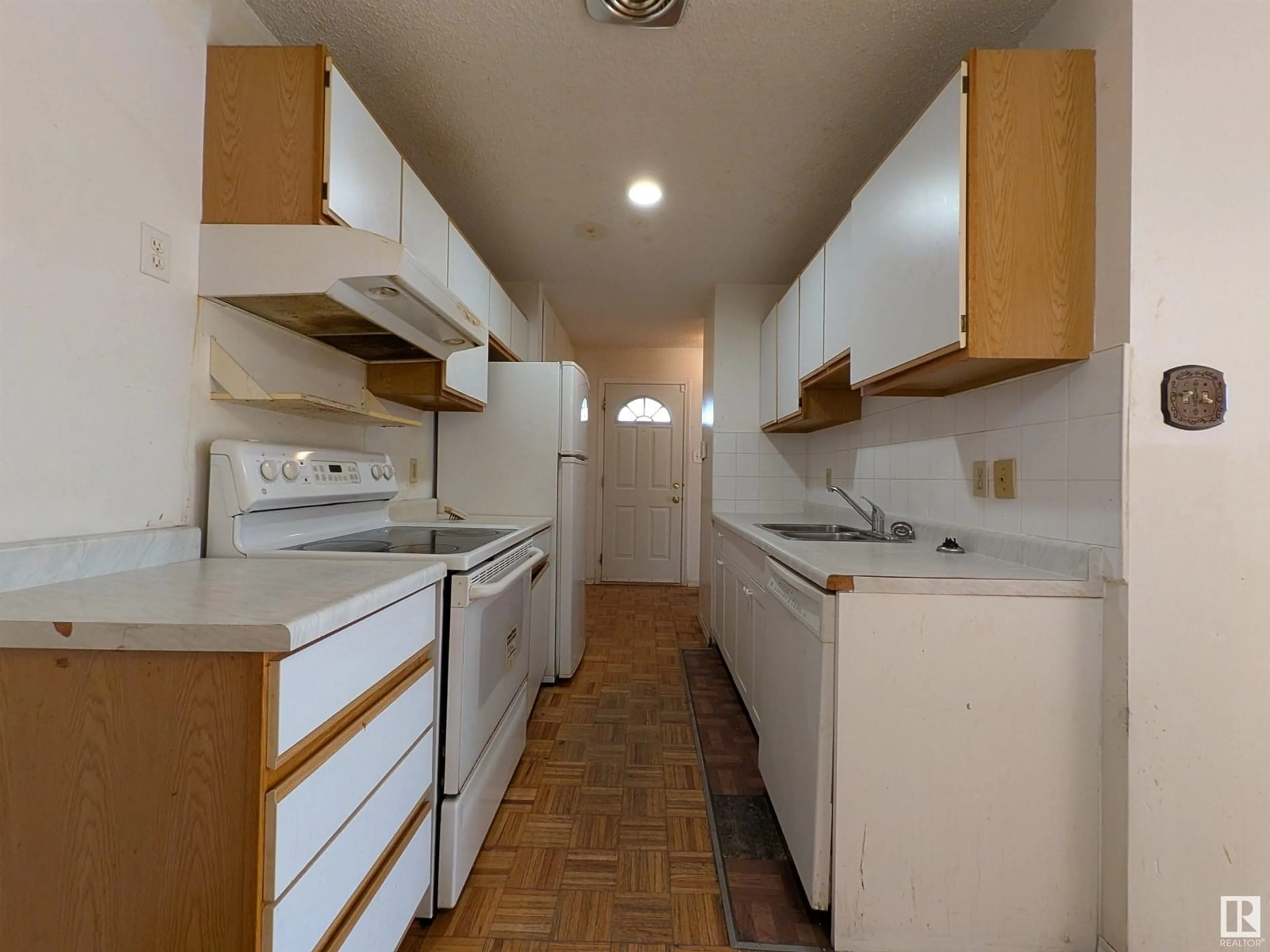 Standard kitchen, unknown for 5B TWIN TC, Edmonton Alberta T6K1V4