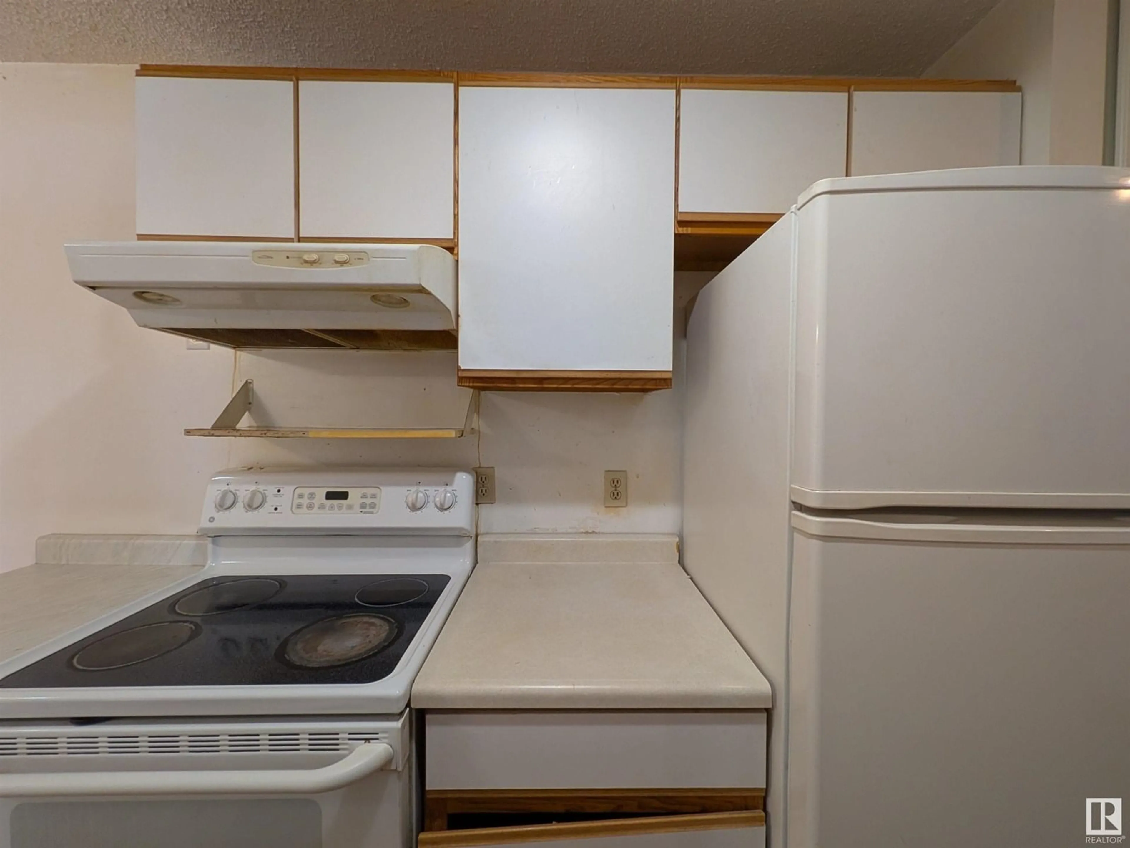 Standard kitchen, unknown for 5B TWIN TC, Edmonton Alberta T6K1V4