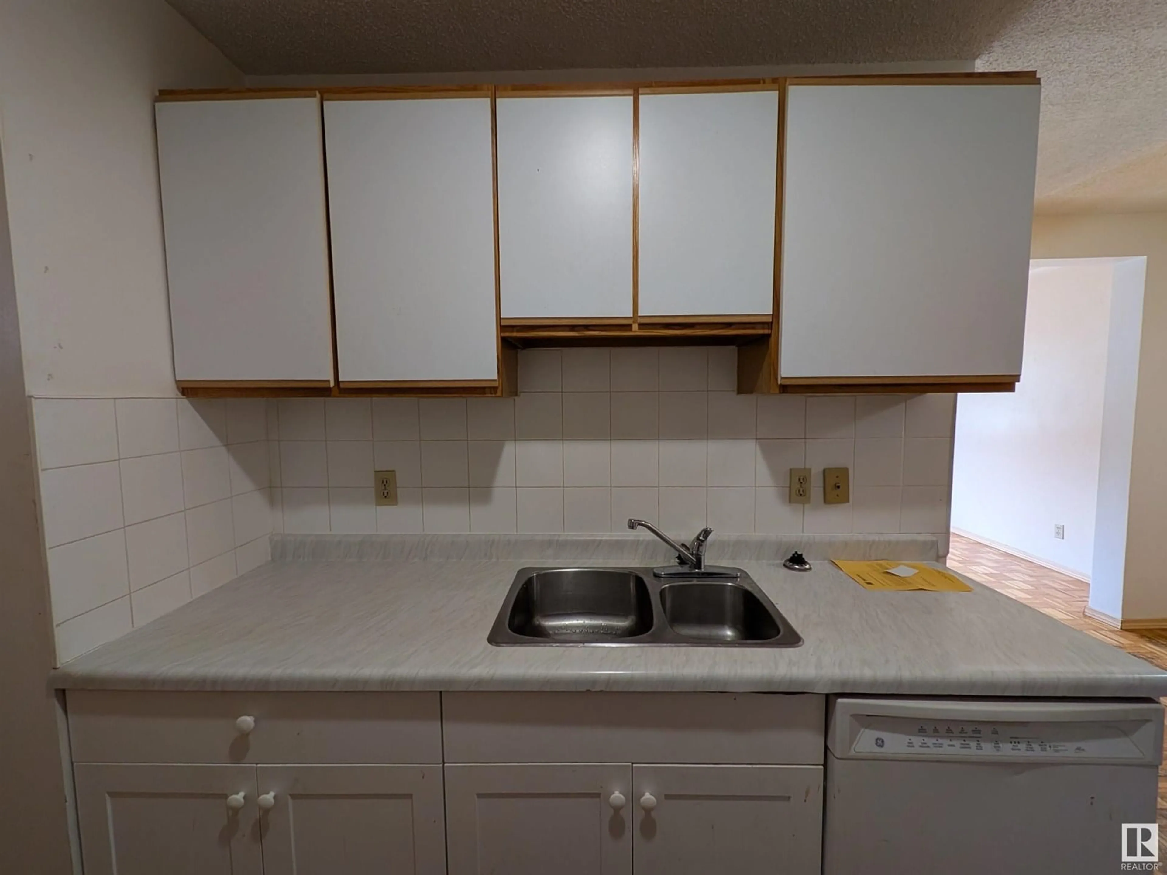 Standard kitchen, unknown for 5B TWIN TC, Edmonton Alberta T6K1V4
