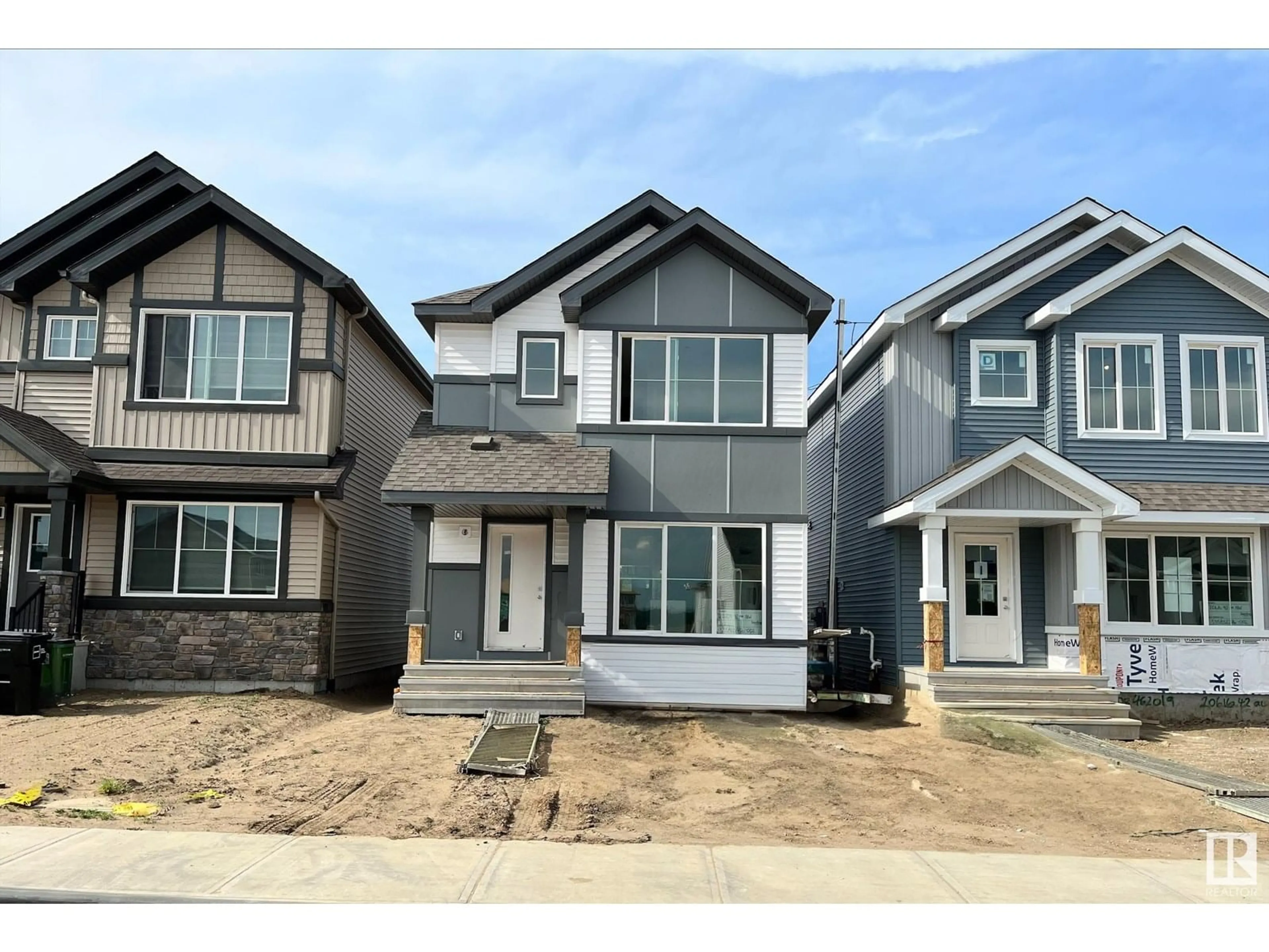 Home with vinyl exterior material, street for 20704 42 AV, Edmonton Alberta T6M0R8