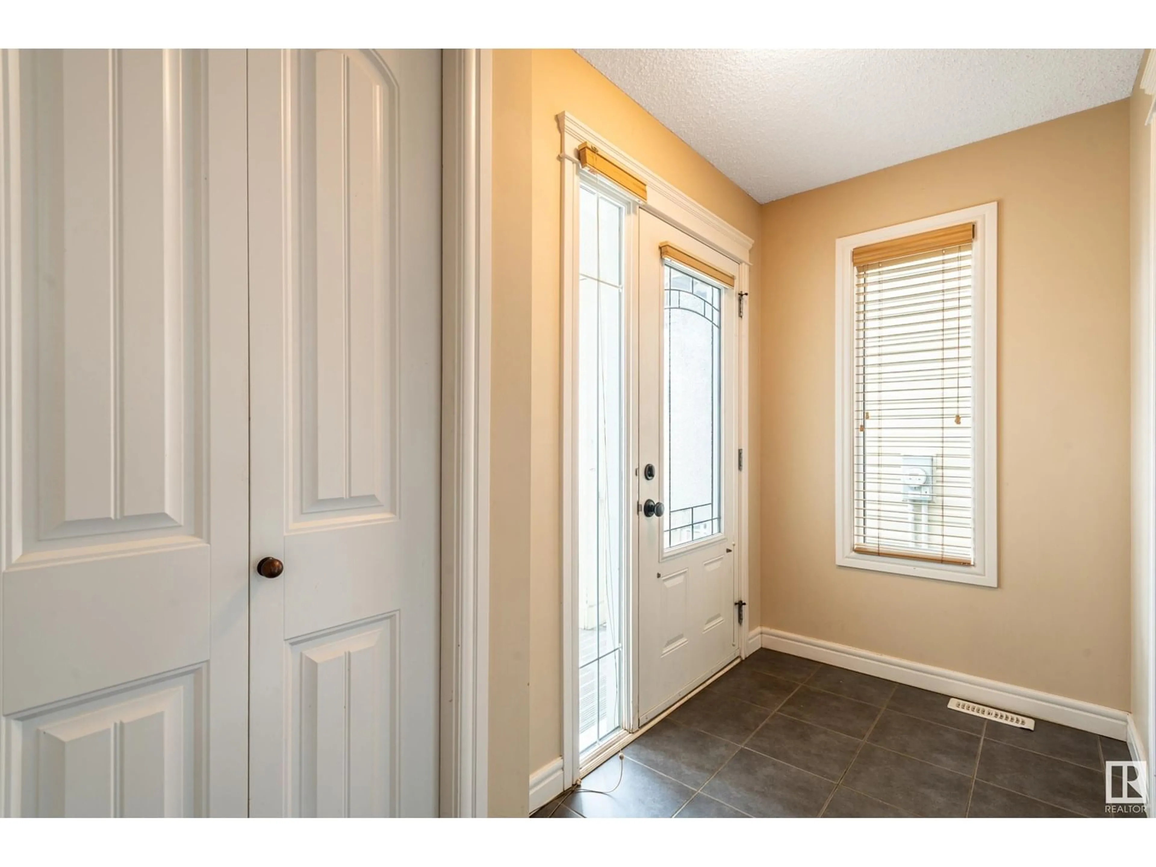 Indoor entryway for 1616 118 ST, Edmonton Alberta T6W1M9
