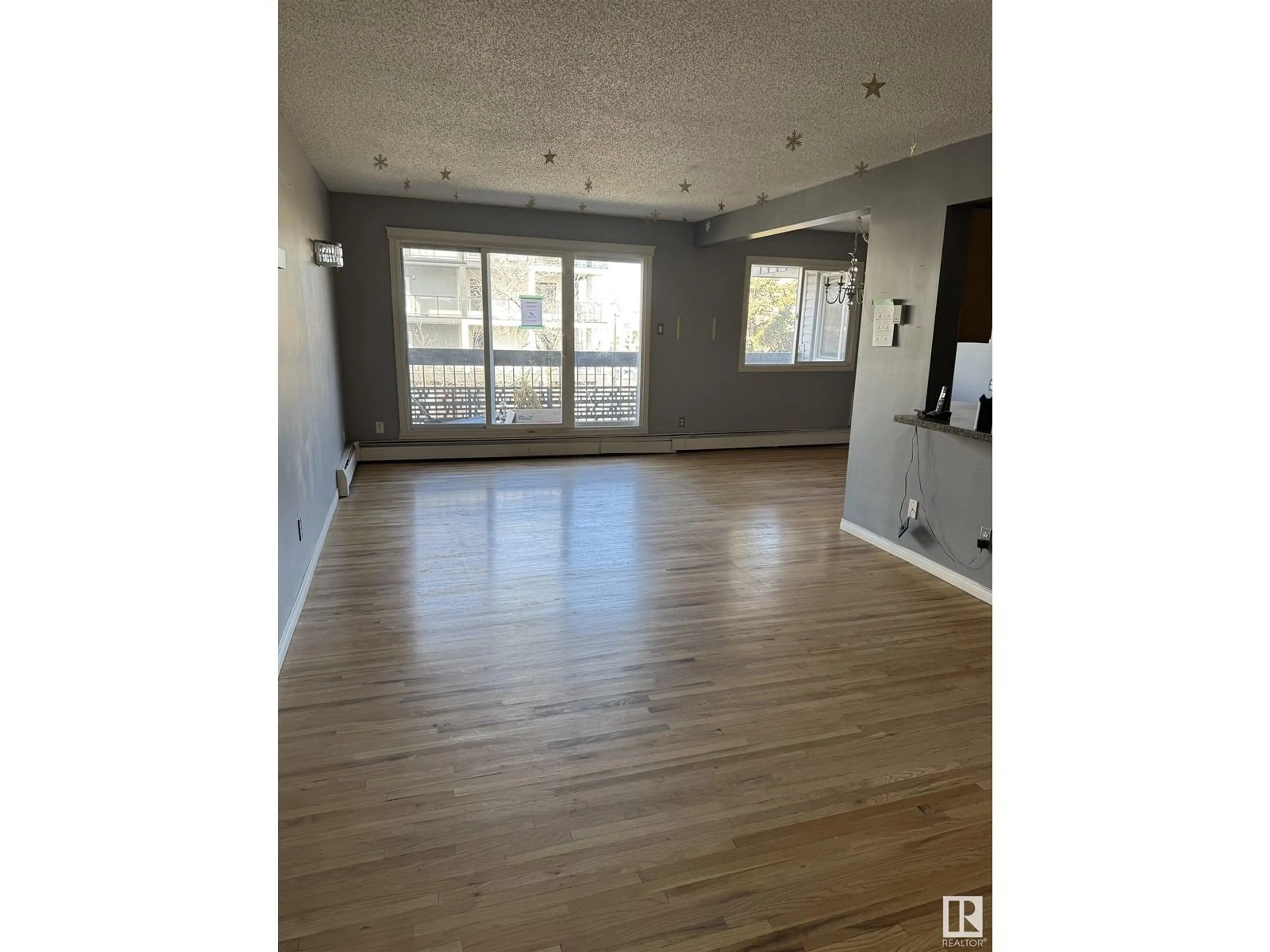 A pic of a room for 425 11217 103 AV, Edmonton Alberta T5K2V9