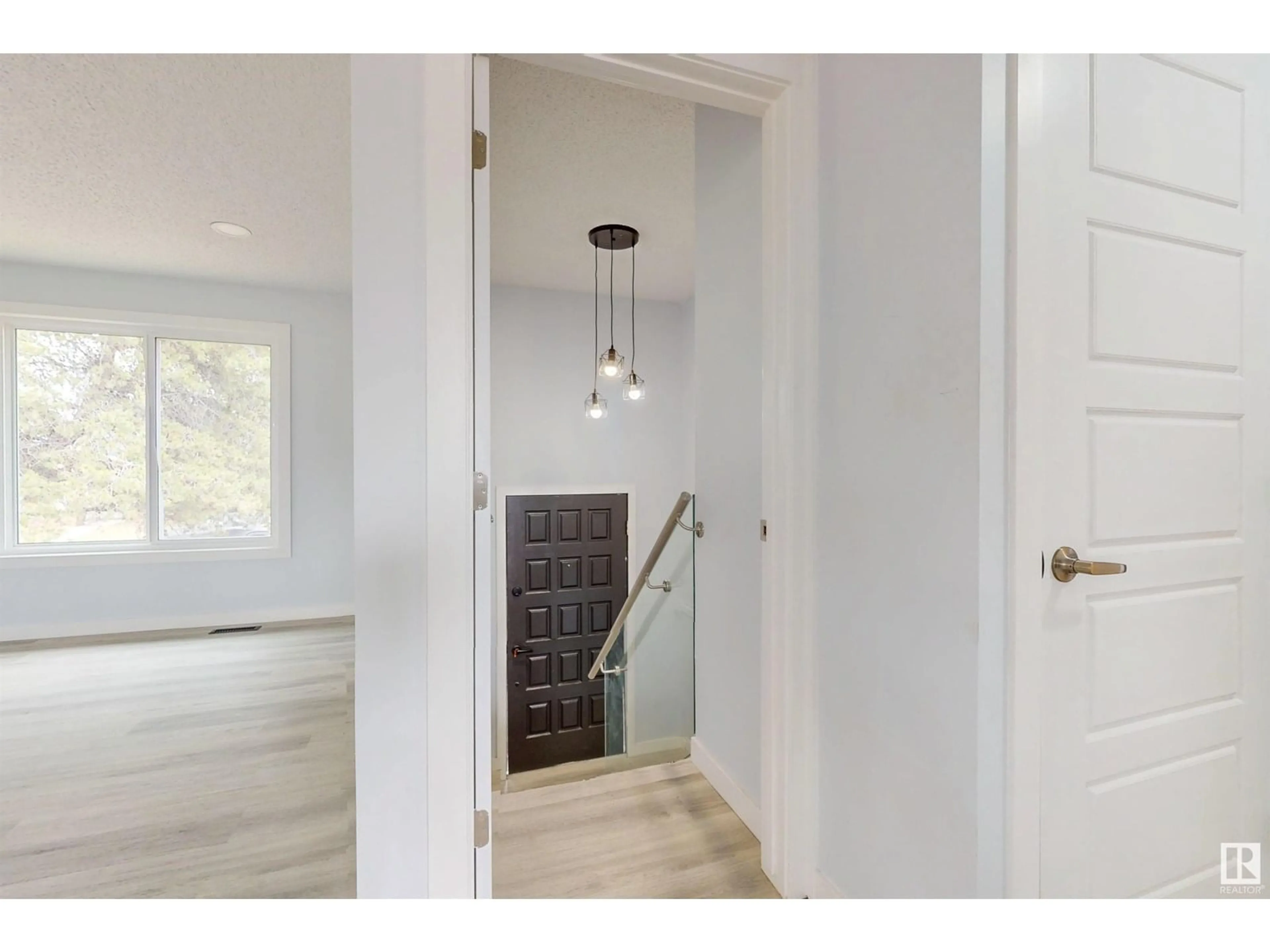 Indoor entryway for 47 CLAREVIEW RD, Edmonton Alberta T5A3X2
