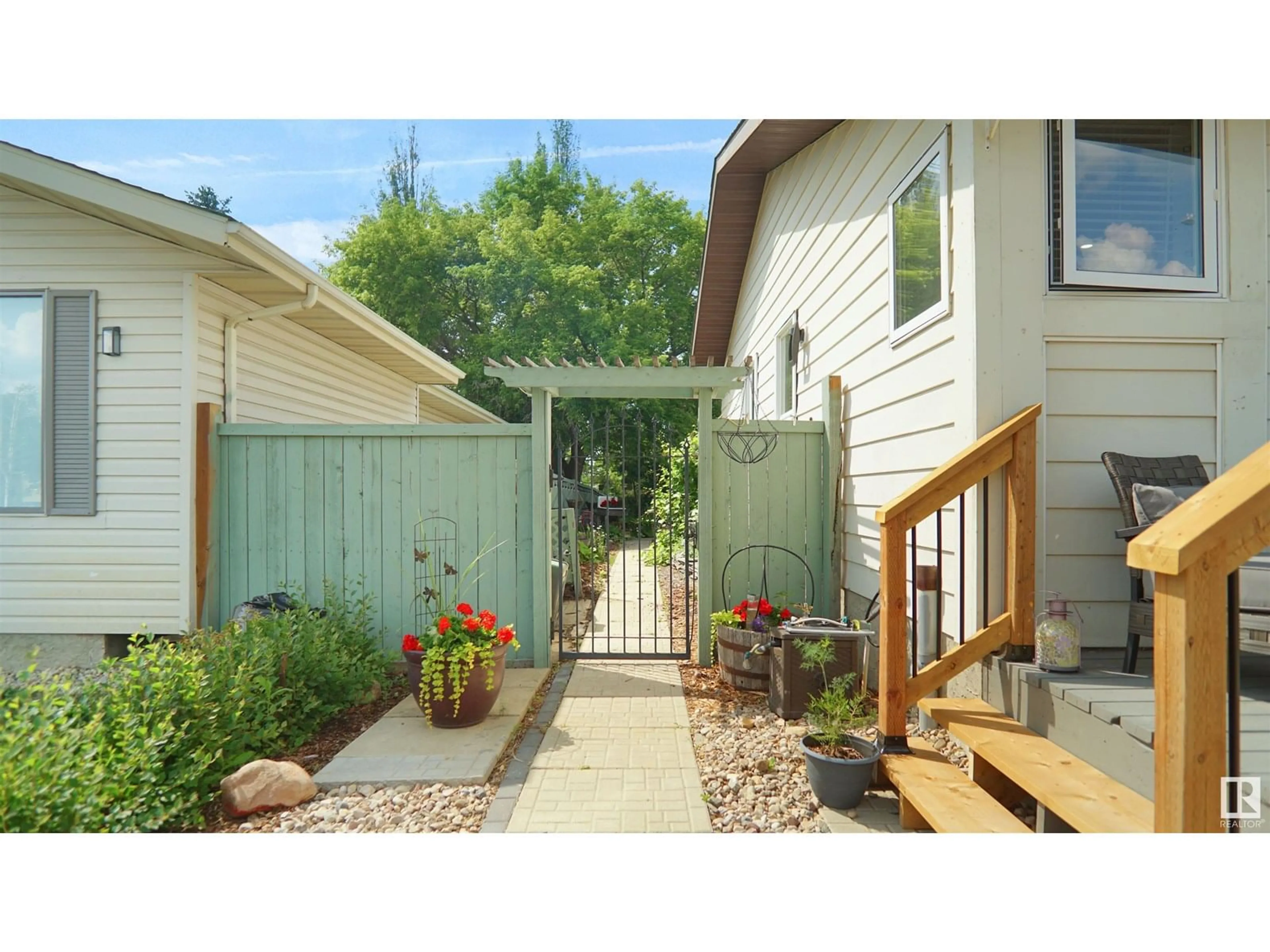 Indoor entryway for NW - 1228 65 ST, Edmonton Alberta T6L2E7
