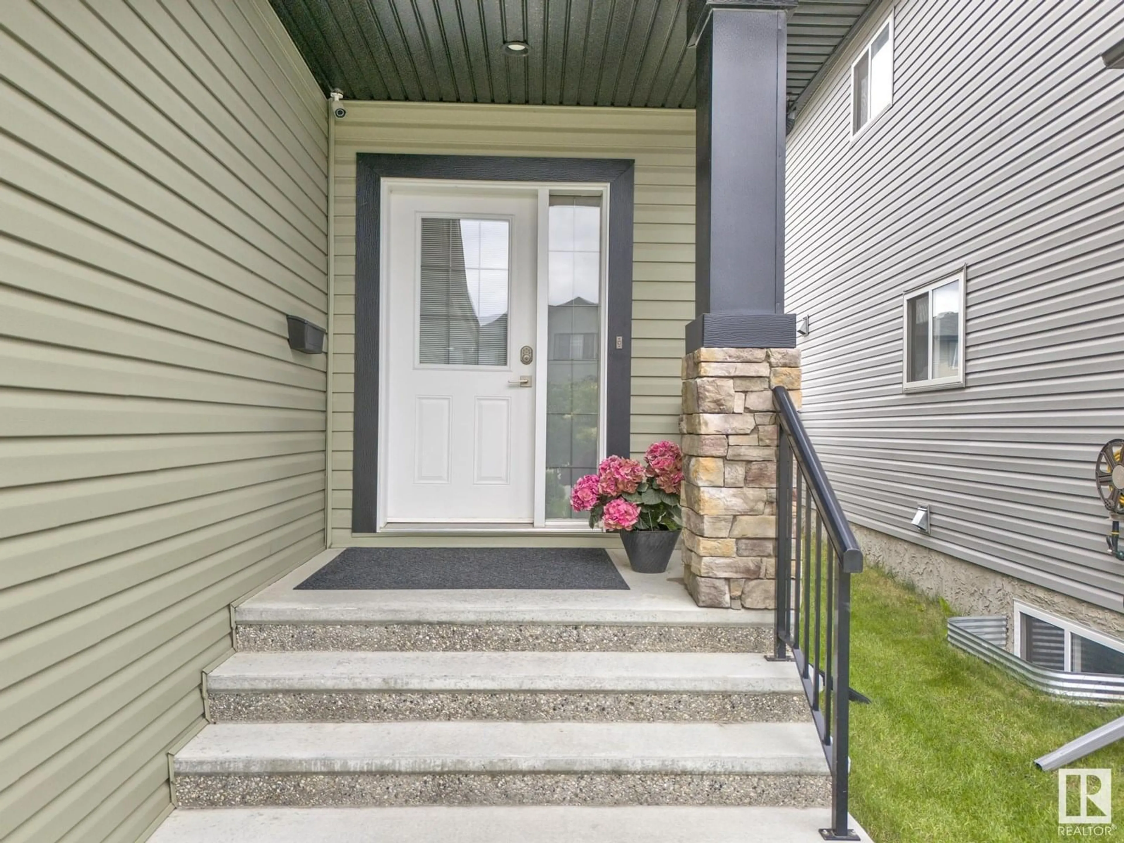Indoor entryway for 16726 62 ST NW, Edmonton Alberta T5L0Z8