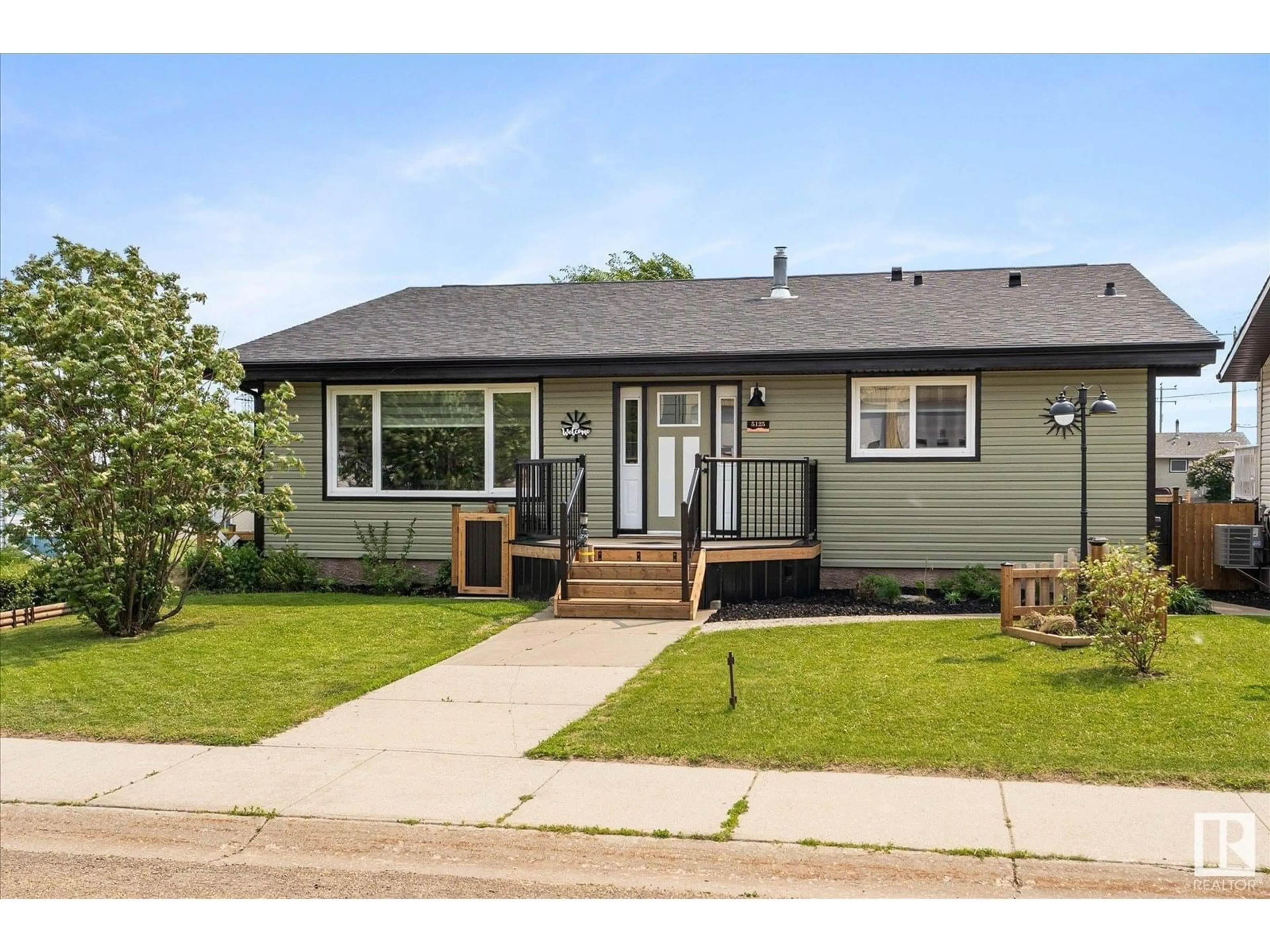 Home with vinyl exterior material, street for 5125 53 AV, Wabamun Alberta T0E2K0