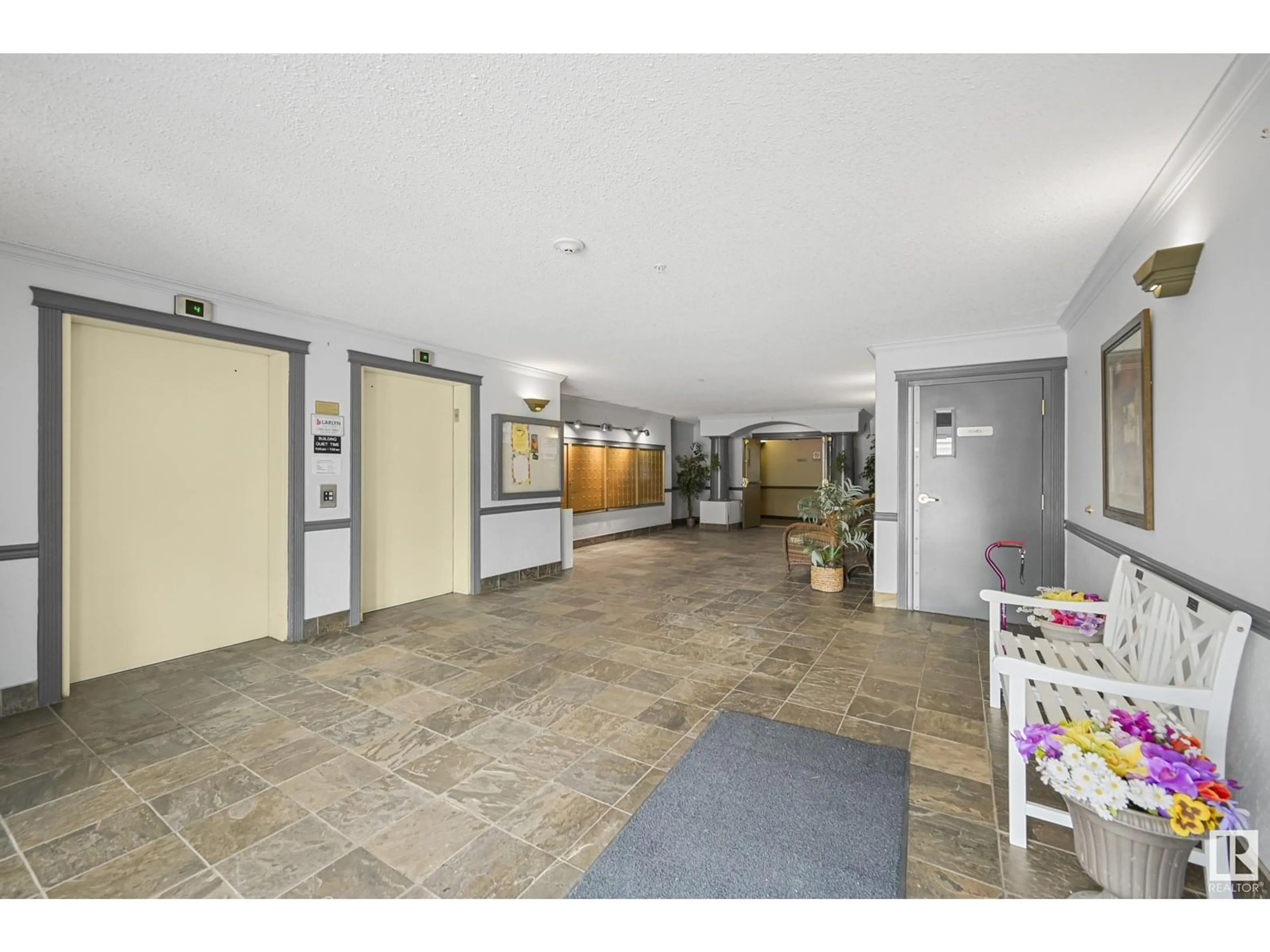 Indoor foyer for 592 - 131 HOOKE RD, Edmonton Alberta T5A5H2