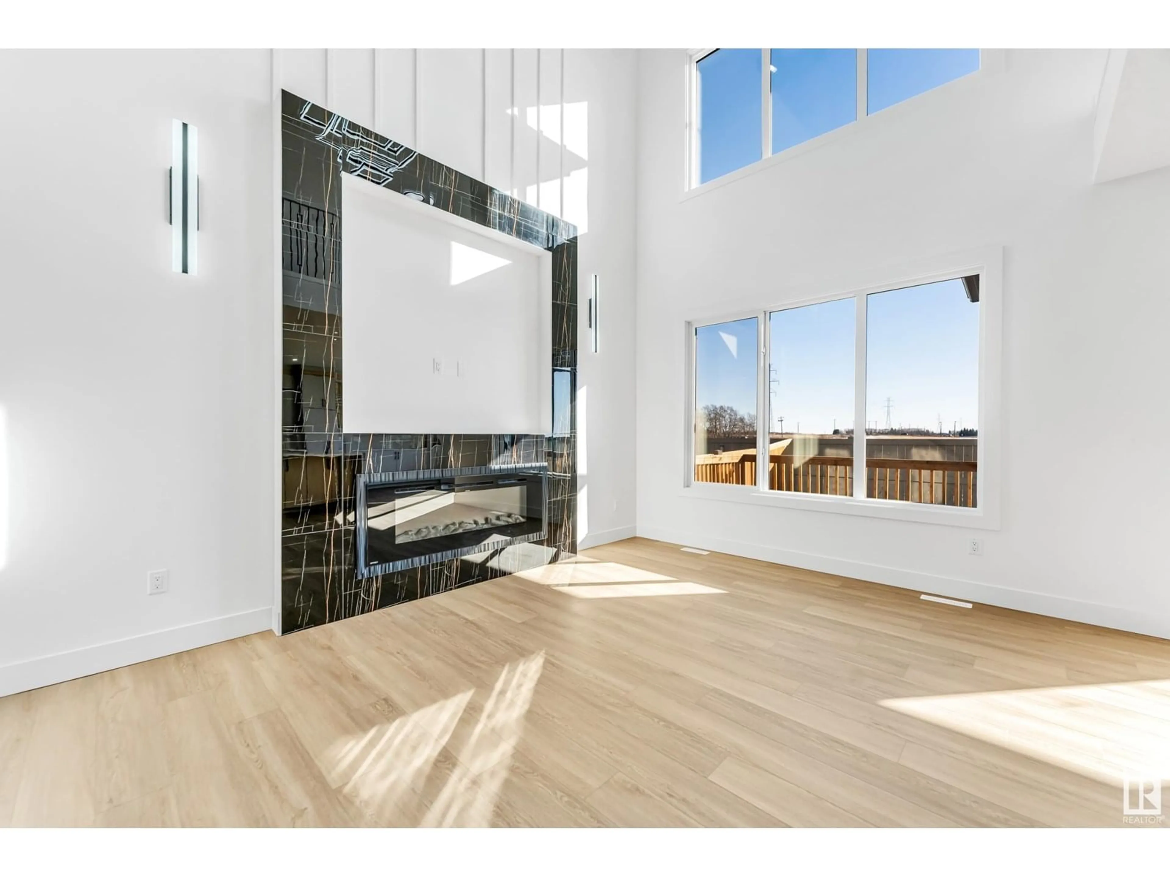 Indoor foyer for 9443 PEAR CR, Edmonton Alberta T6X2Z5