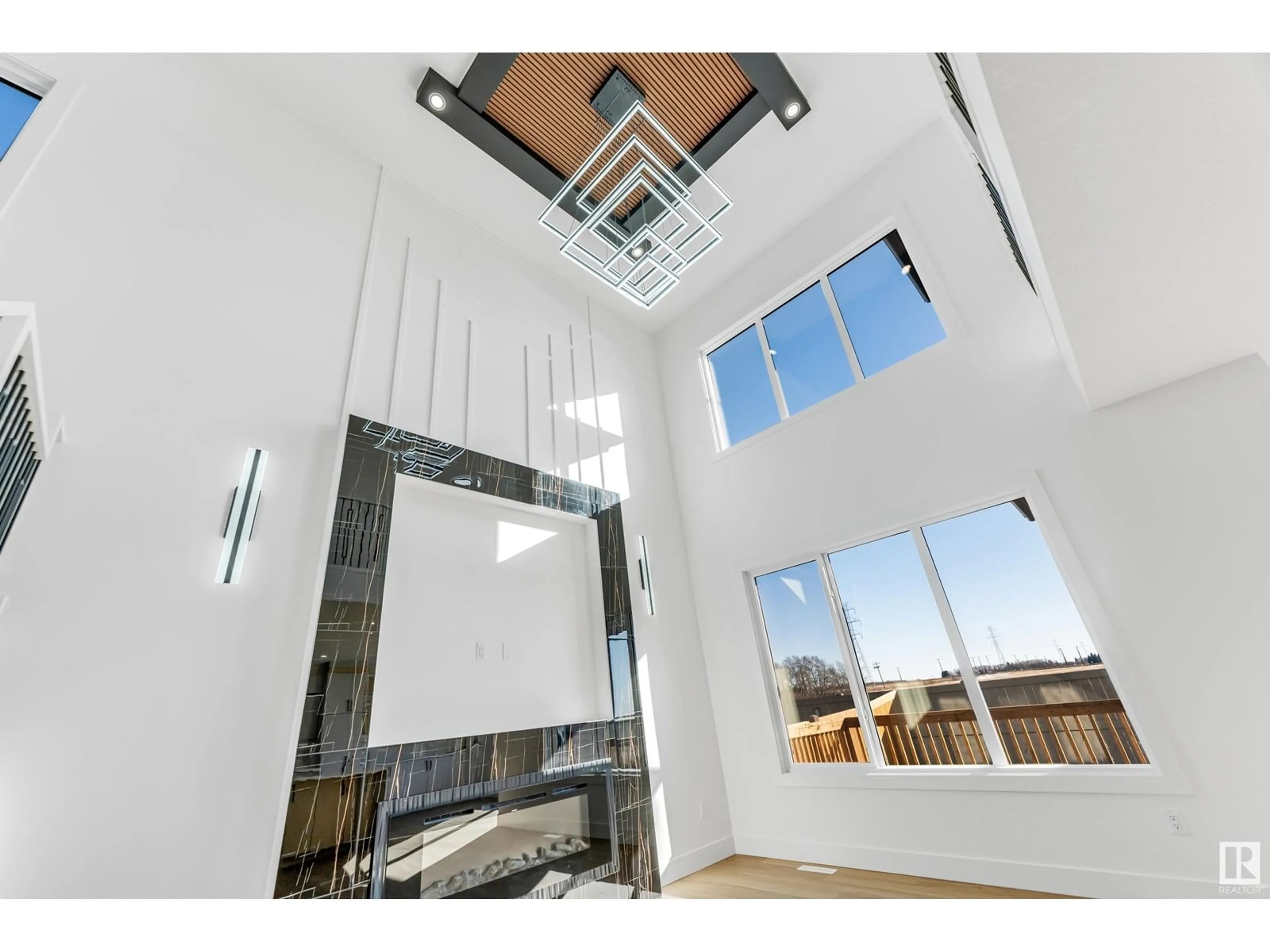 Indoor foyer for 9443 PEAR CR, Edmonton Alberta T6X2Z5