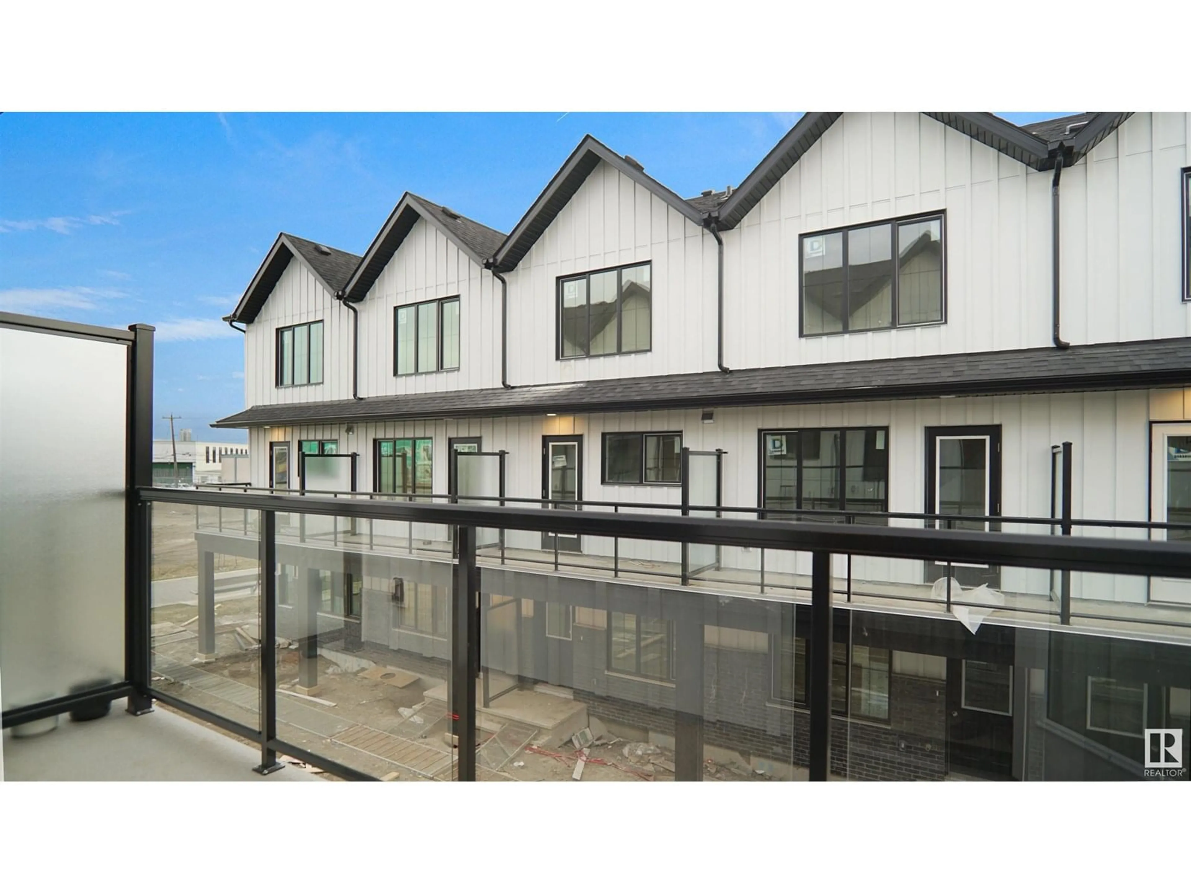 Patio, building for #6 - 29 AIRPORT RD, Edmonton Alberta T5G3K8