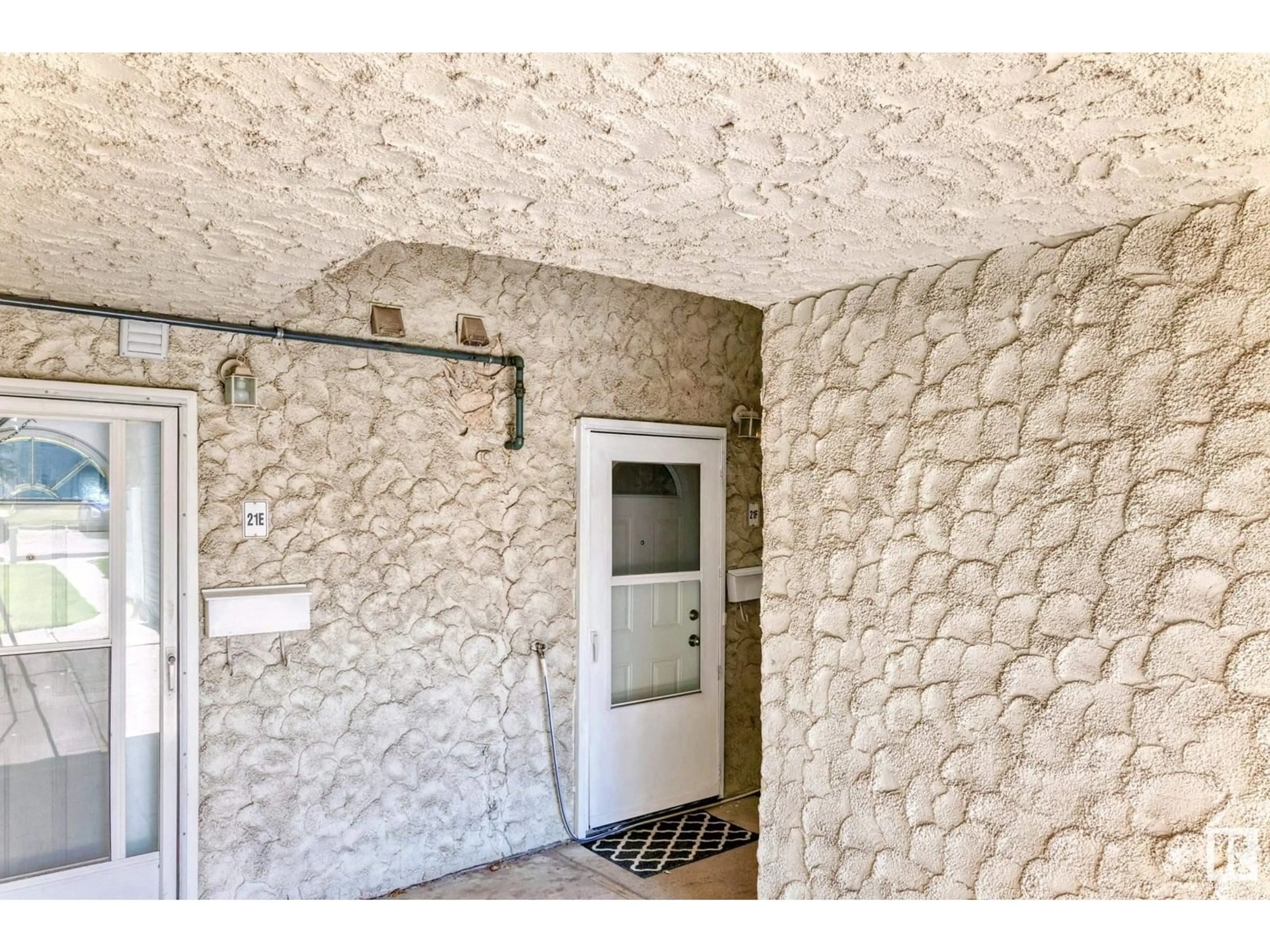 Indoor entryway for 21f MEADOWLARK VILLAGE NW, Edmonton Alberta T5R5X3