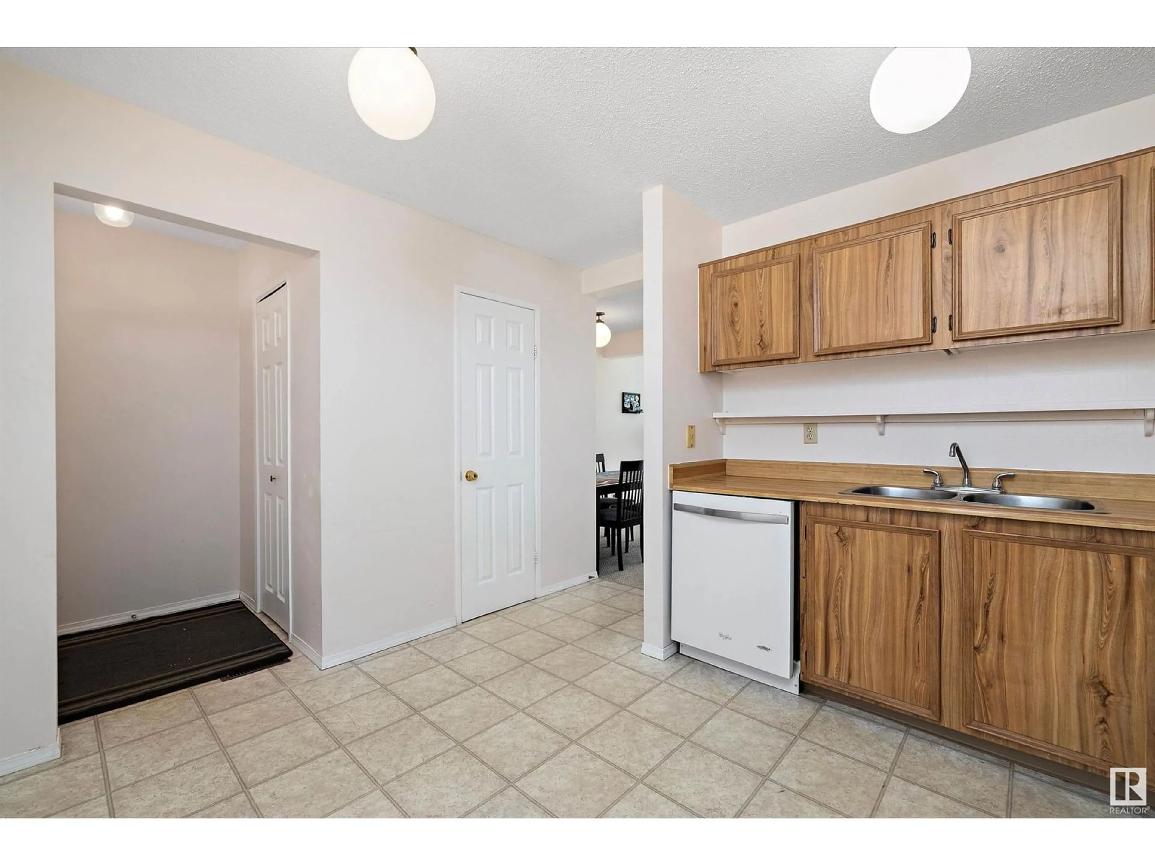 Standard kitchen, unknown for 20 8930 99 AV, Fort Saskatchewan Alberta T8L3L1