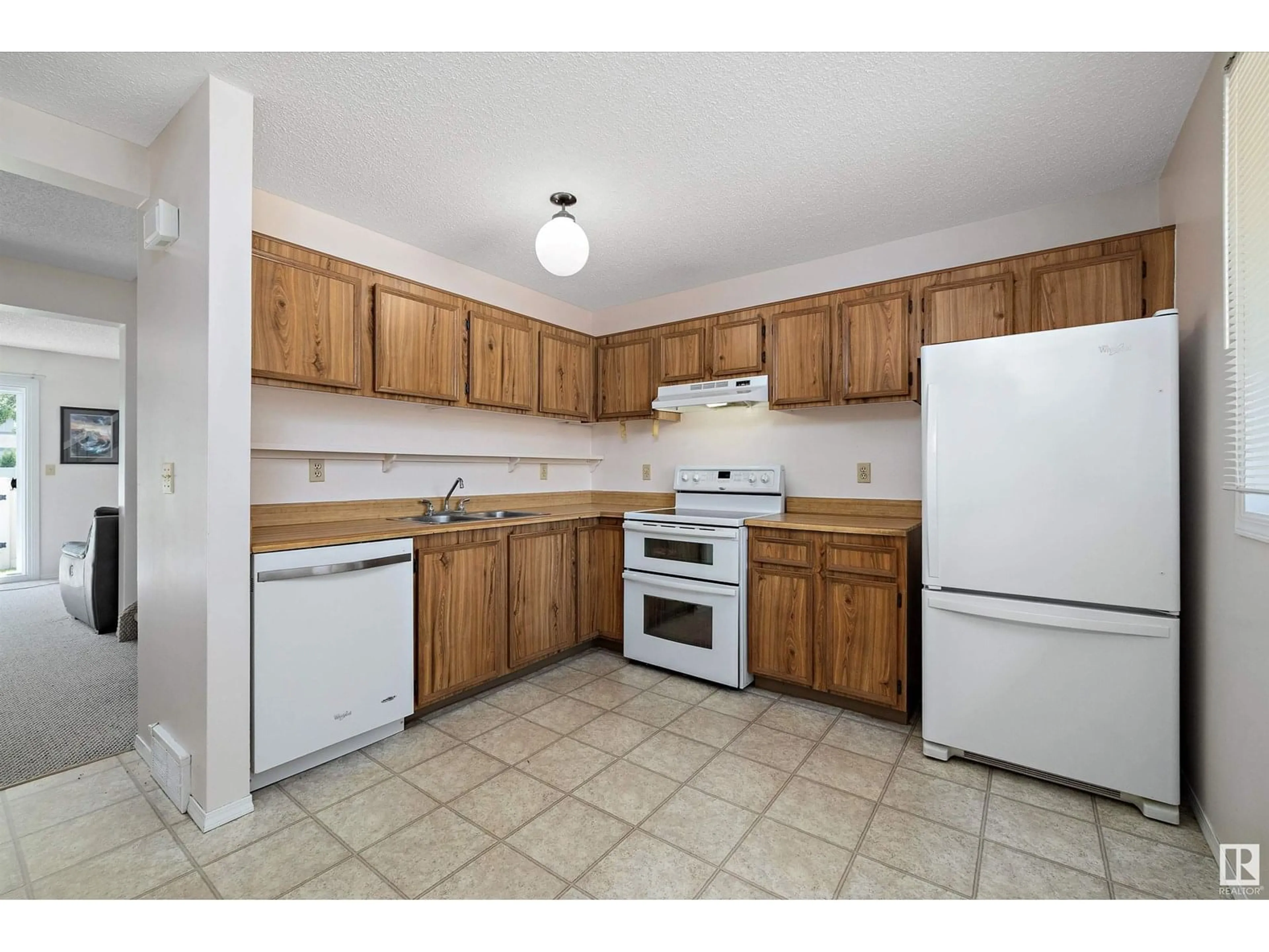 Standard kitchen, unknown for 20 8930 99 AV, Fort Saskatchewan Alberta T8L3L1