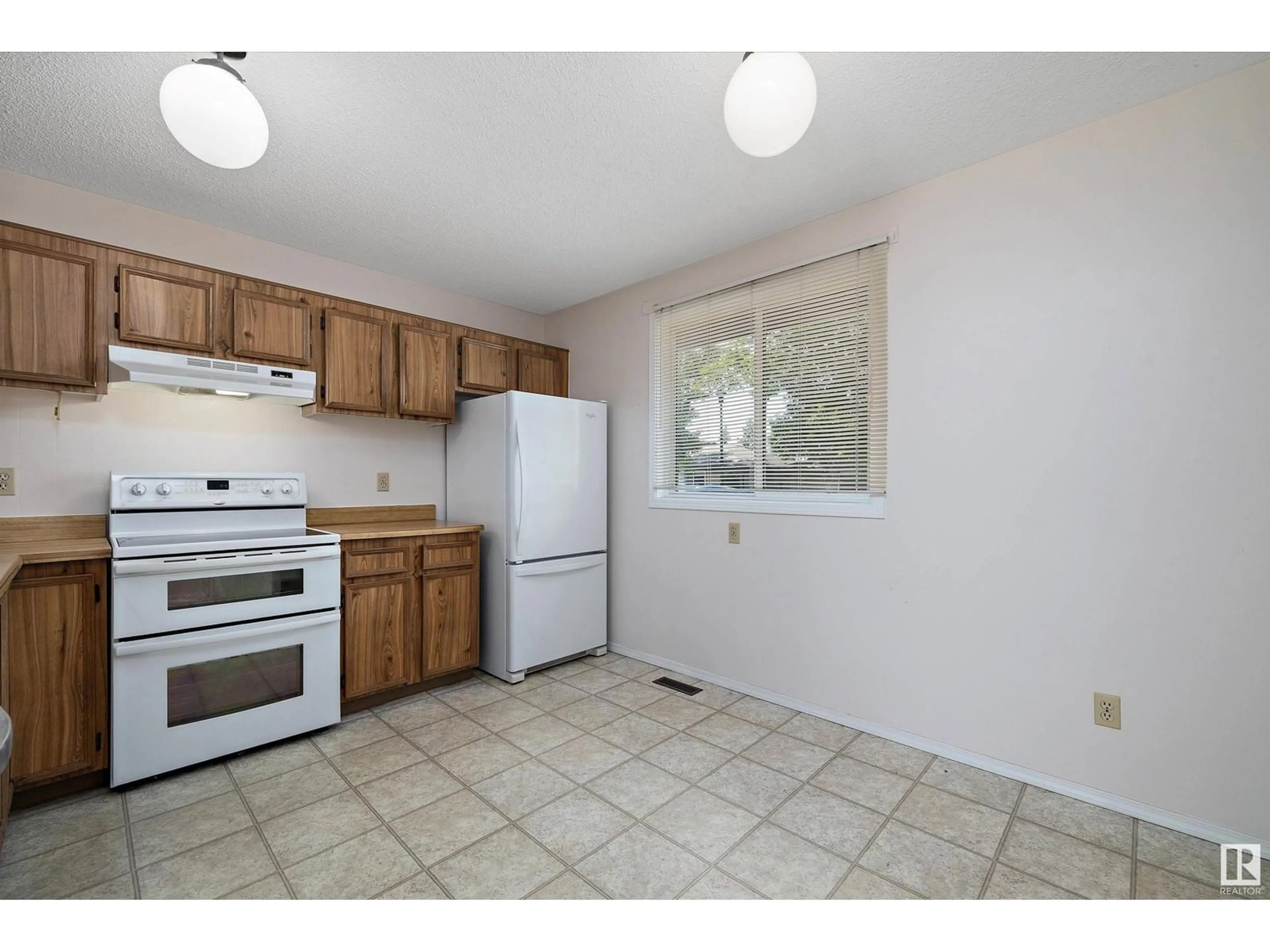 Standard kitchen, unknown for 20 8930 99 AV, Fort Saskatchewan Alberta T8L3L1