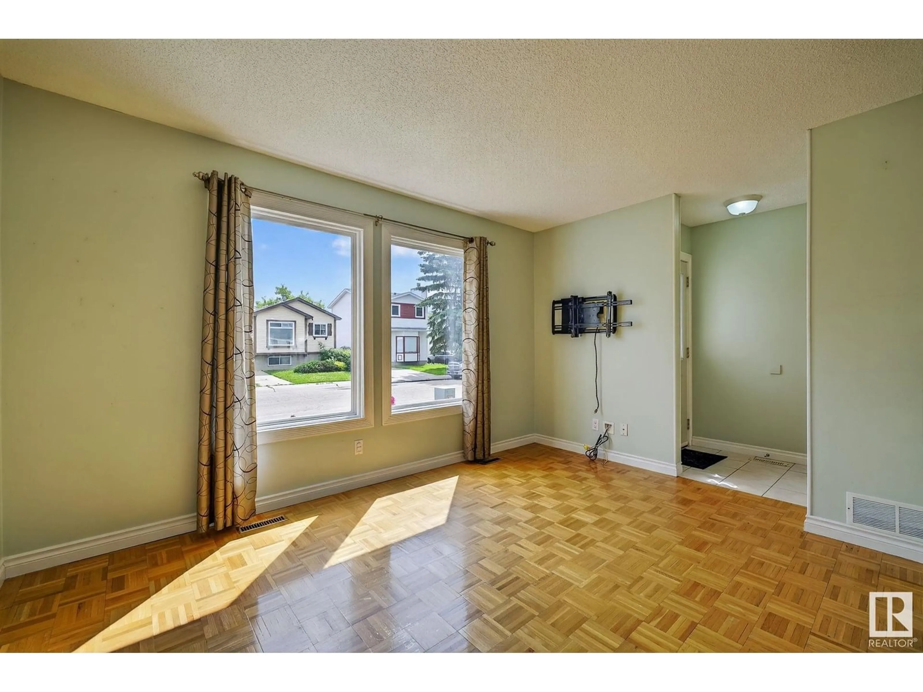 A pic of a room for 15616 83 ST, Edmonton Alberta T5Z2R1