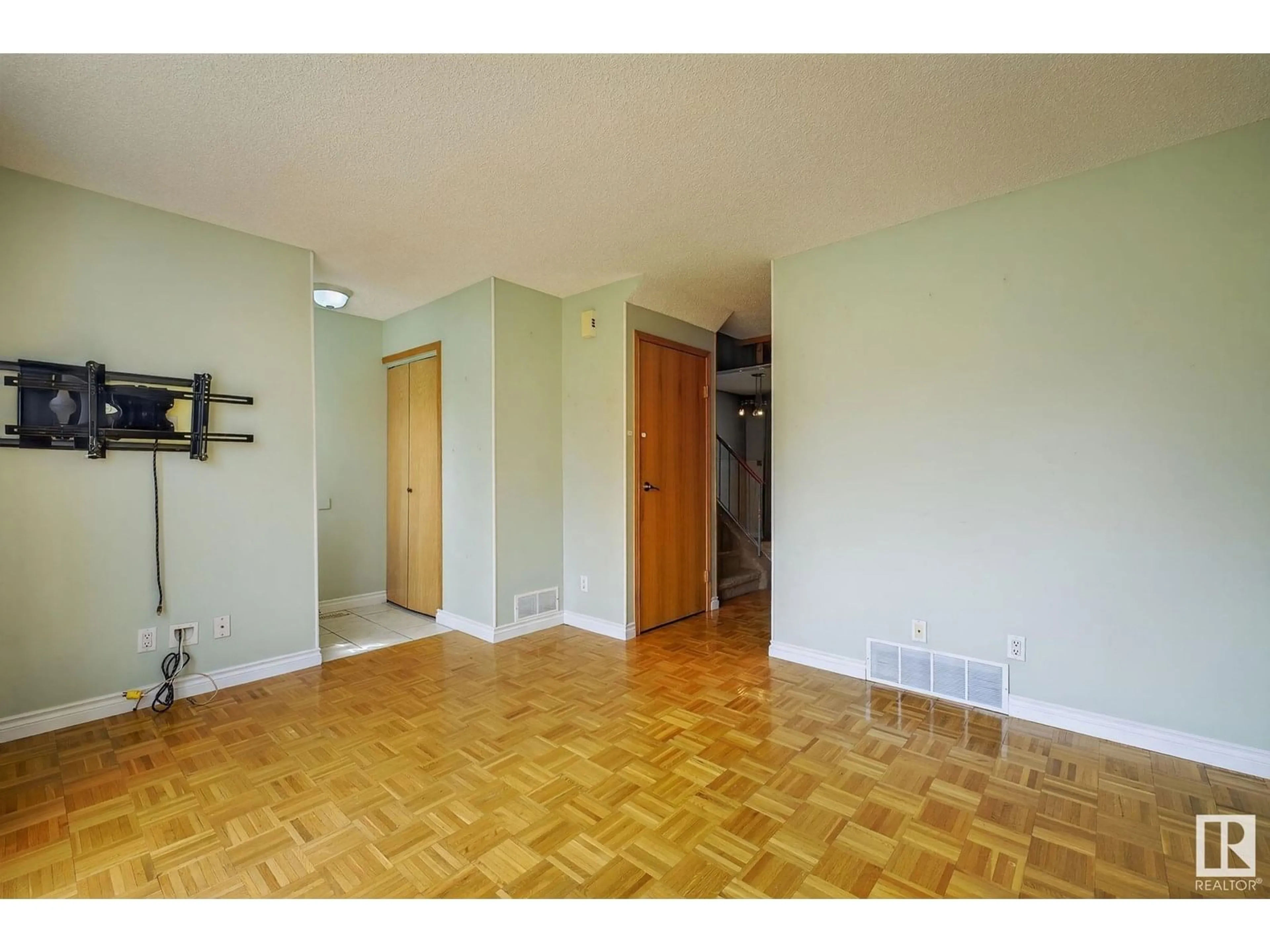 Unknown for 15616 83 ST, Edmonton Alberta T5Z2R1