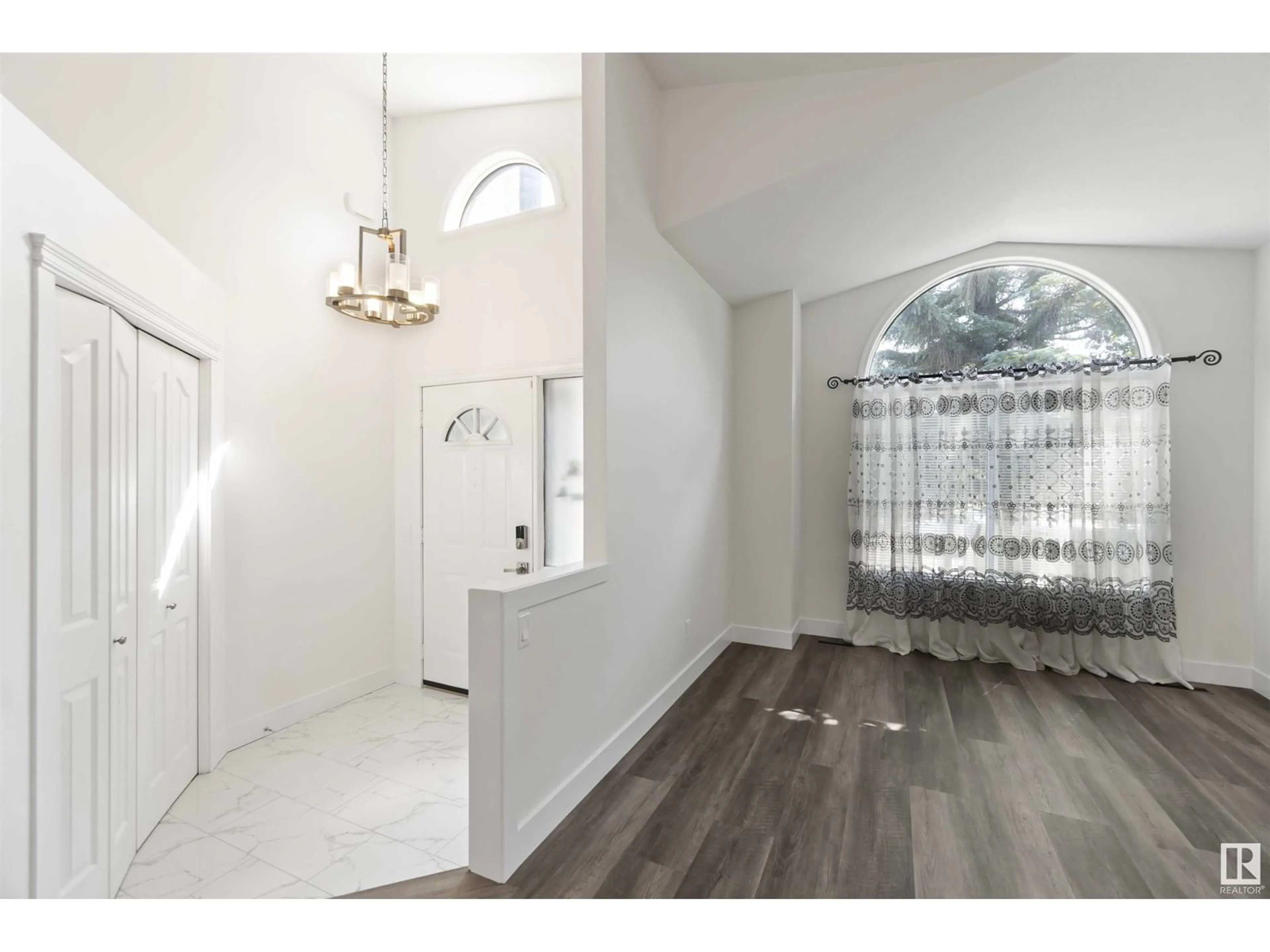 Indoor entryway for 31 DEER RIDGE DR, St. Albert Alberta T8N5Y9