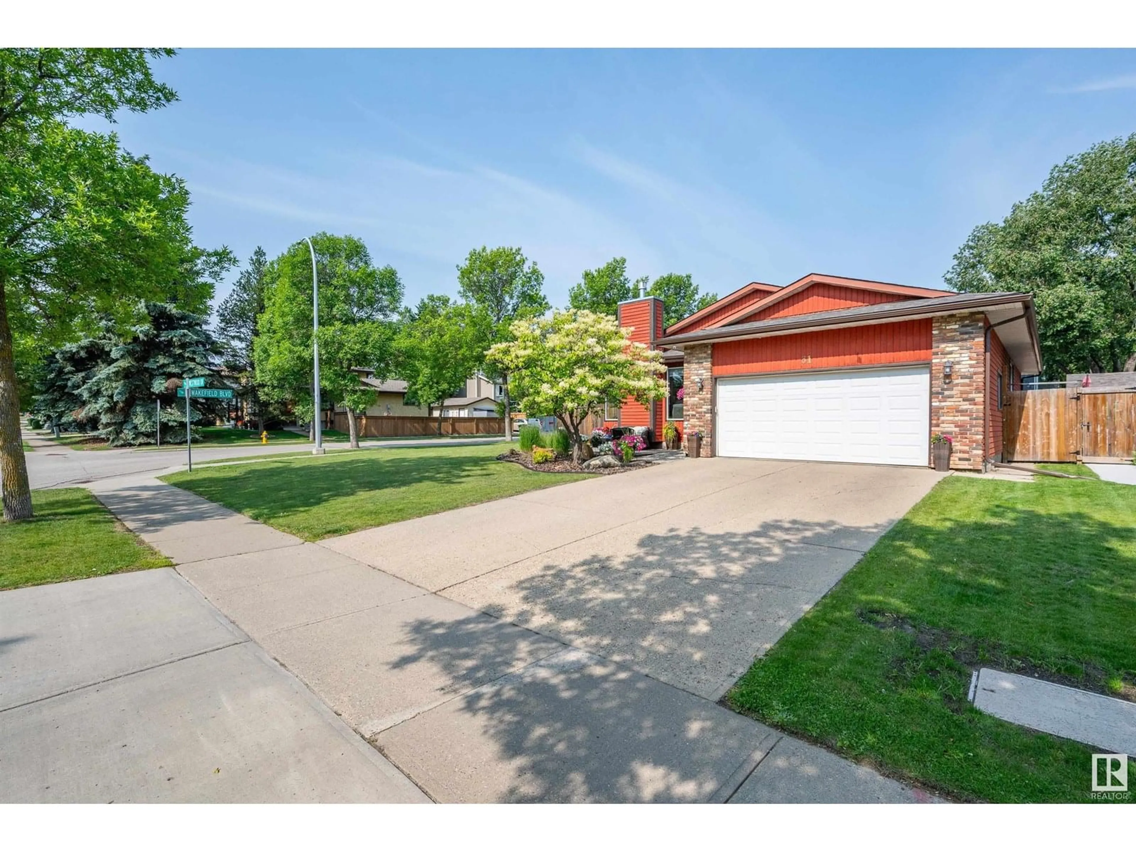 A pic from outside/outdoor area/front of a property/back of a property/a pic from drone, street for 31 WESTWOOD DR, St. Albert Alberta T8N3E3