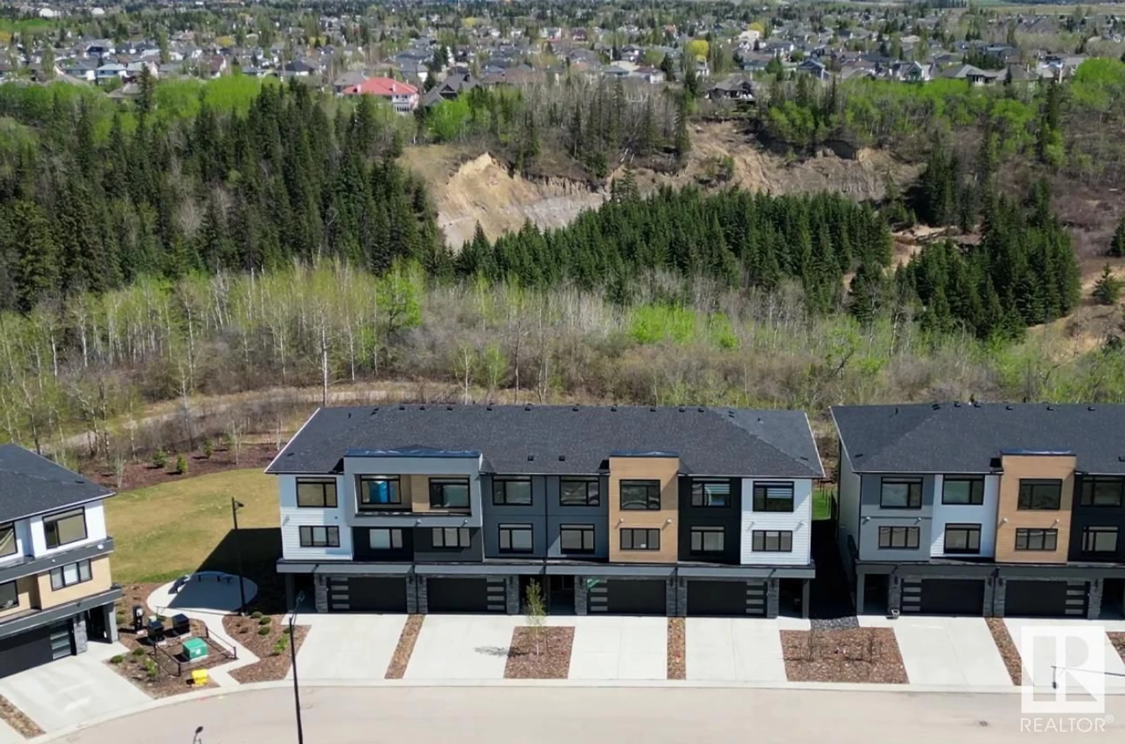 A pic from outside/outdoor area/front of a property/back of a property/a pic from drone, mountain view for 7121 - 16 MAY CR, Edmonton Alberta T6R0X2