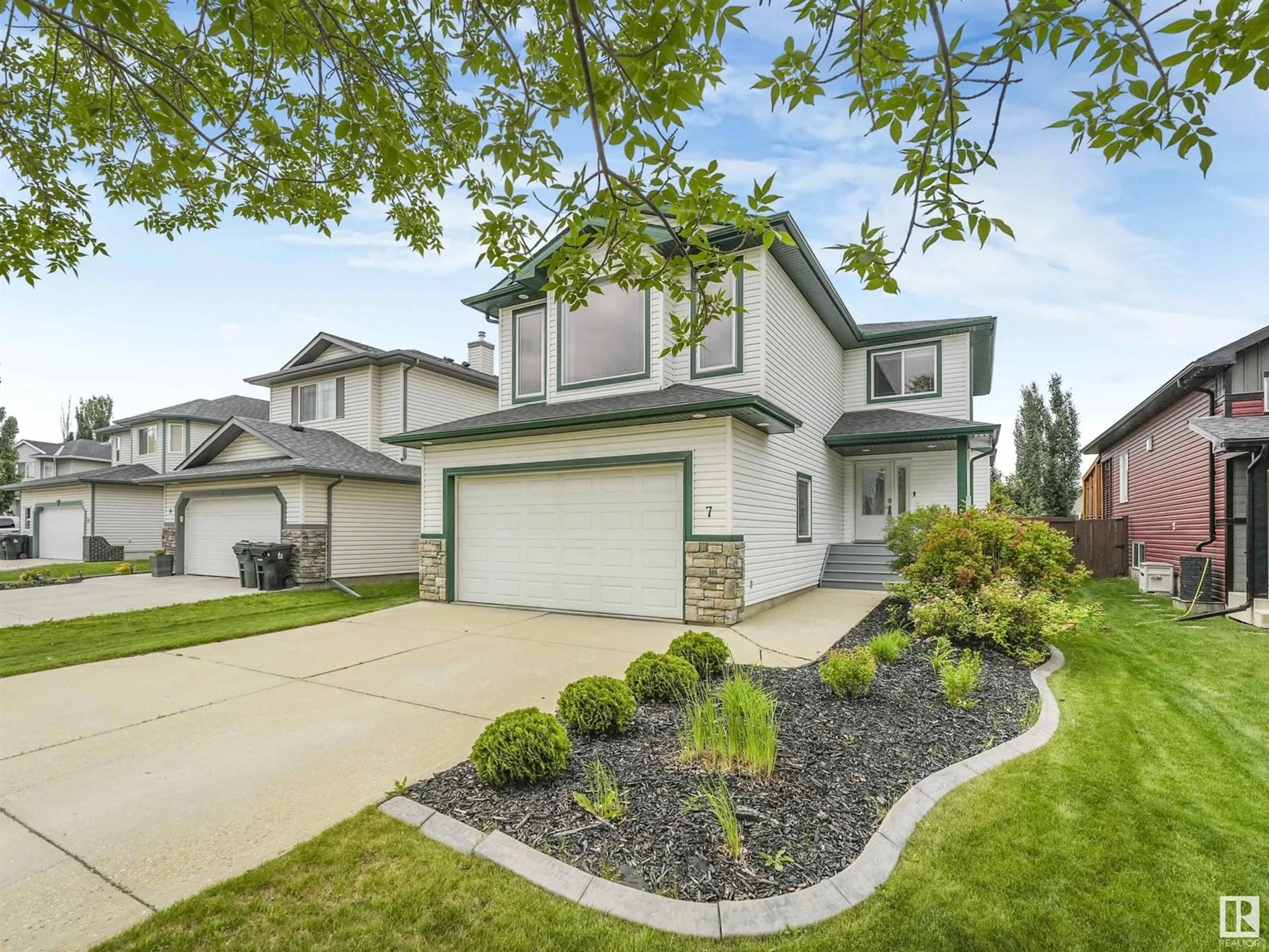 Home with vinyl exterior material, street for 7 LAMPLIGHT CV, Spruce Grove Alberta T7X4R2