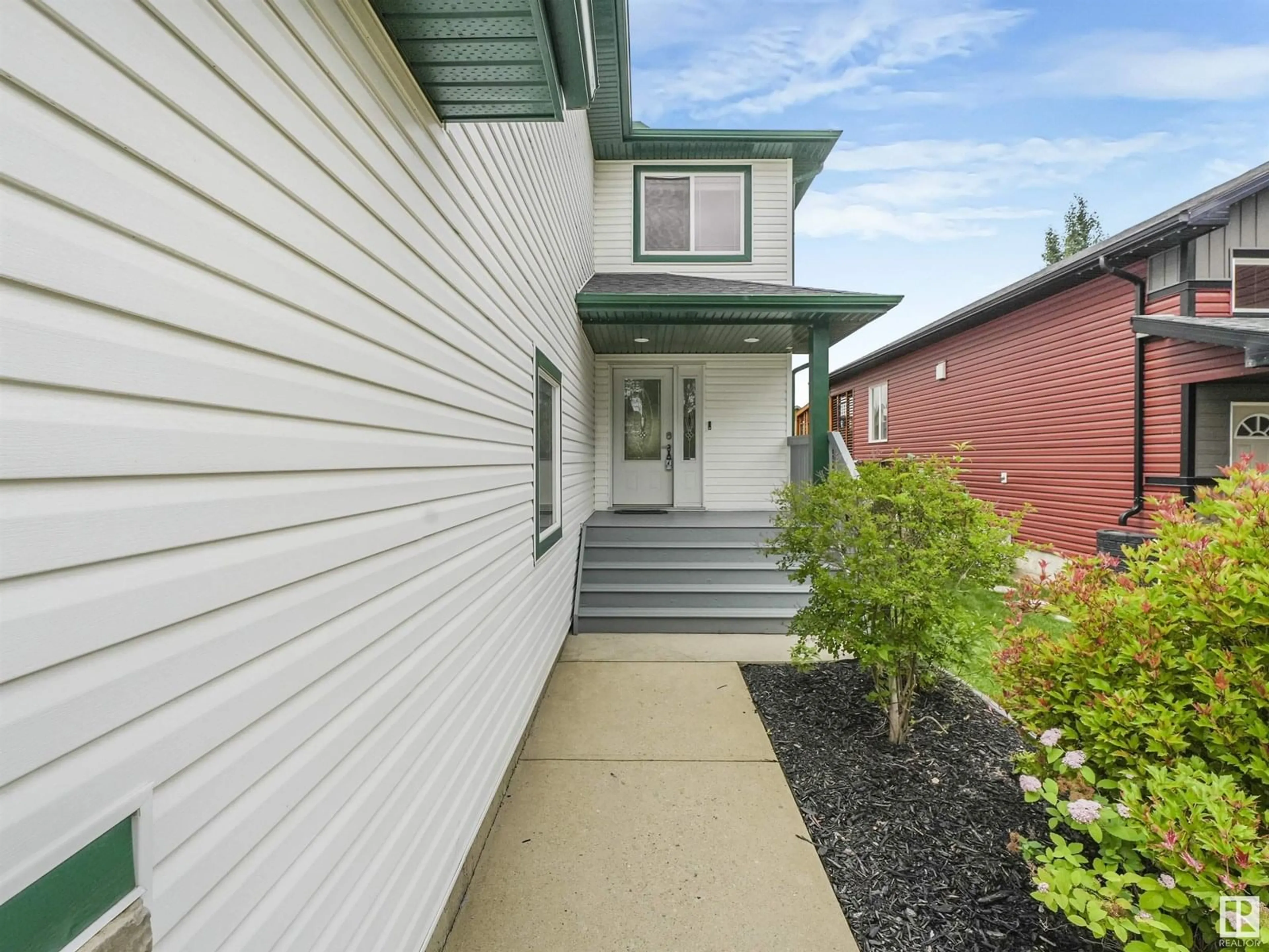 Home with vinyl exterior material, street for 7 LAMPLIGHT CV, Spruce Grove Alberta T7X4R2