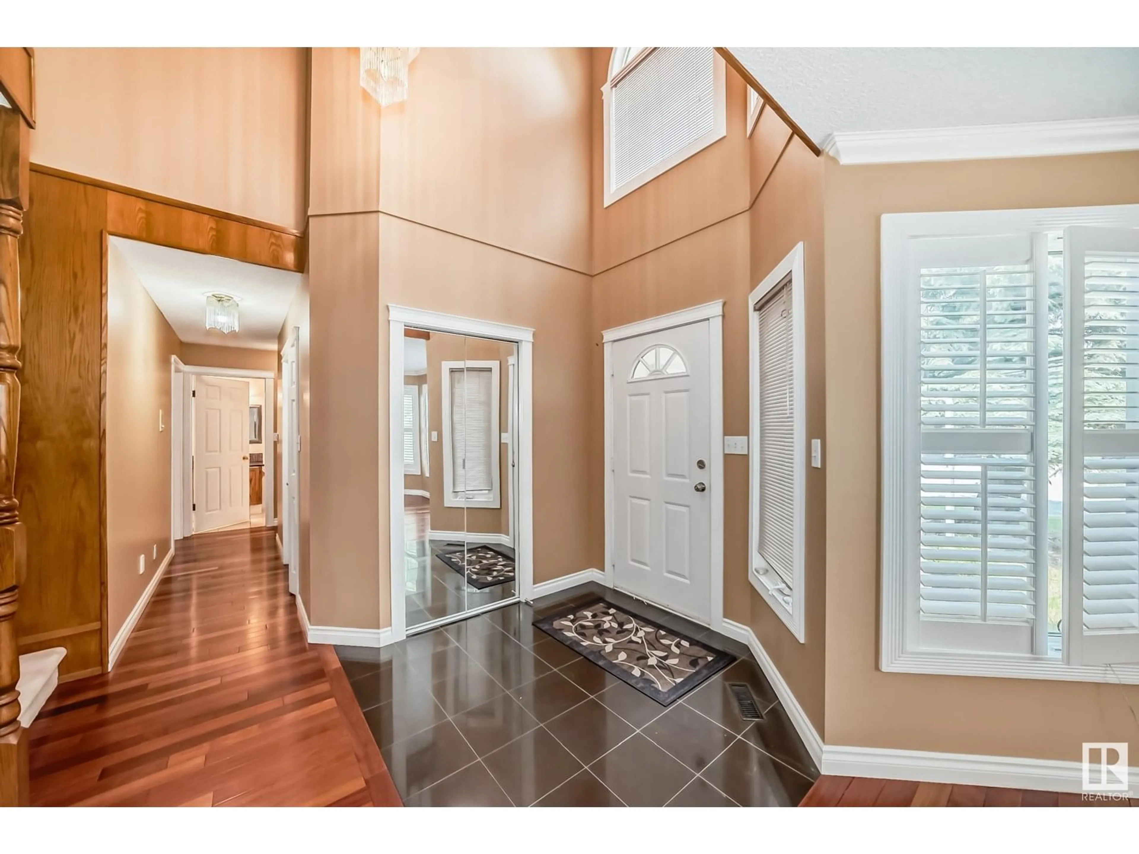 Indoor entryway for 4417 33 ST, Edmonton Alberta T6T1E9
