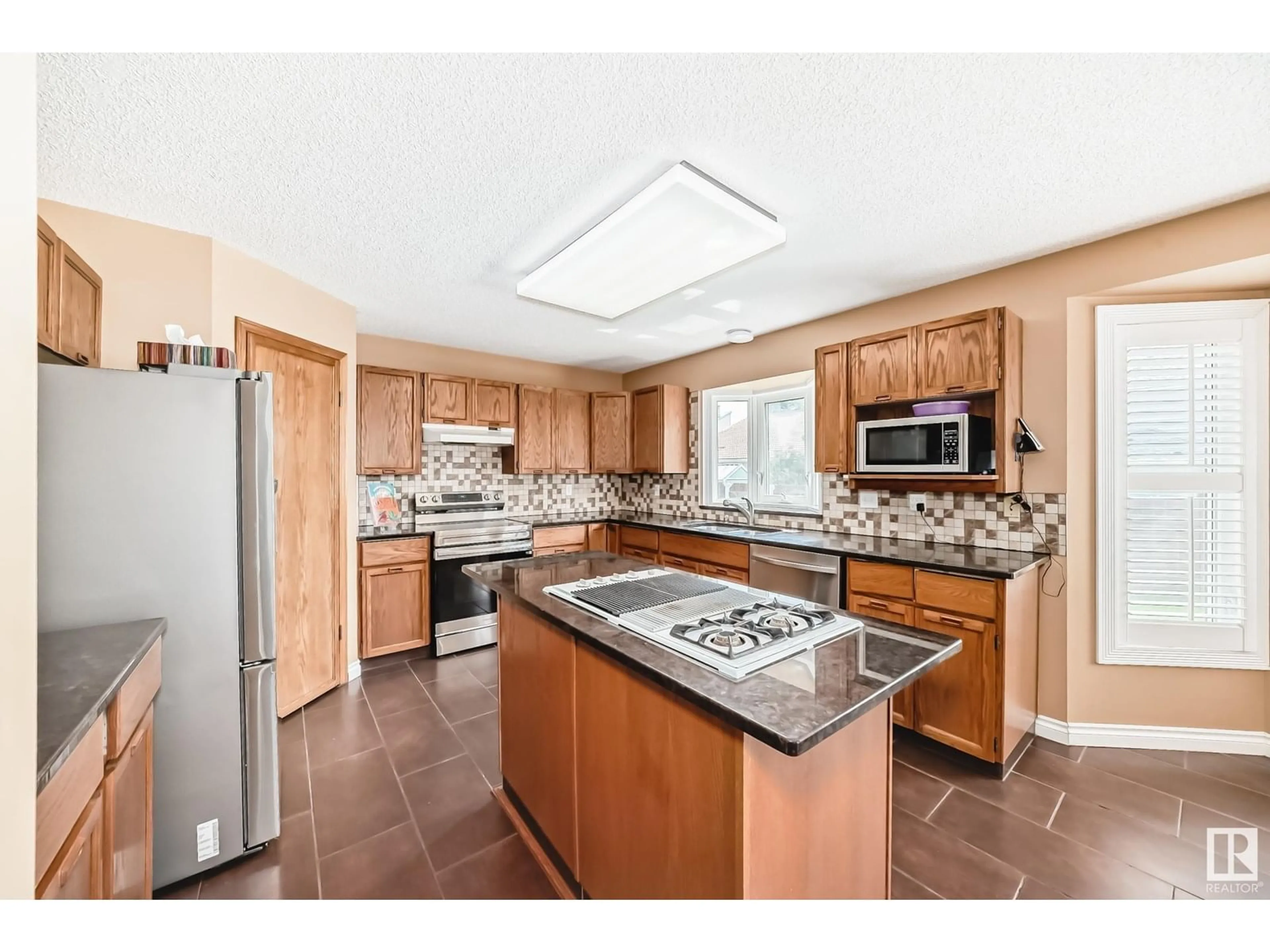 Open concept kitchen, ceramic/tile floor for 4417 33 ST, Edmonton Alberta T6T1E9