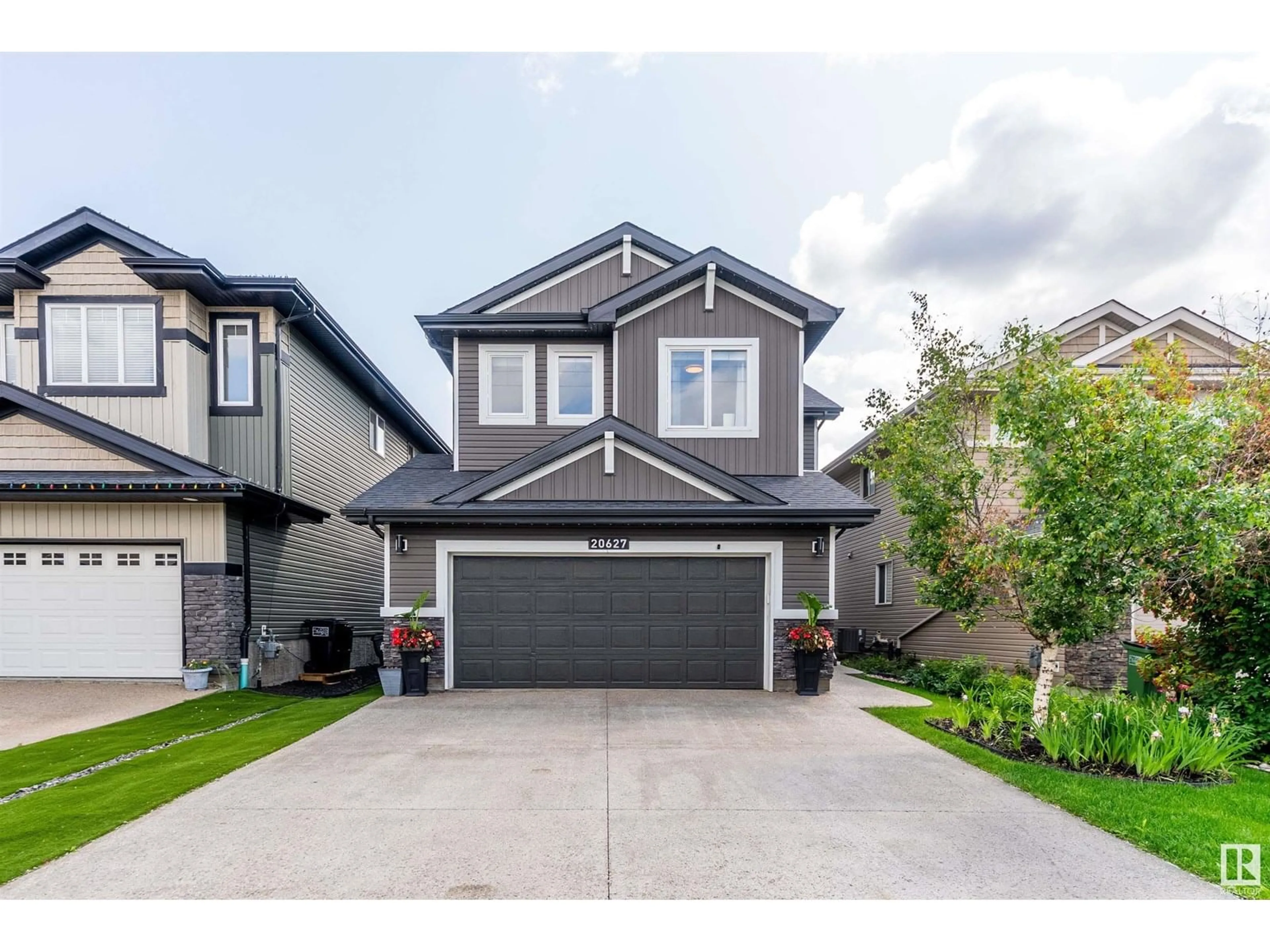 Home with vinyl exterior material, street for 20627 97 AV, Edmonton Alberta T5T4V5