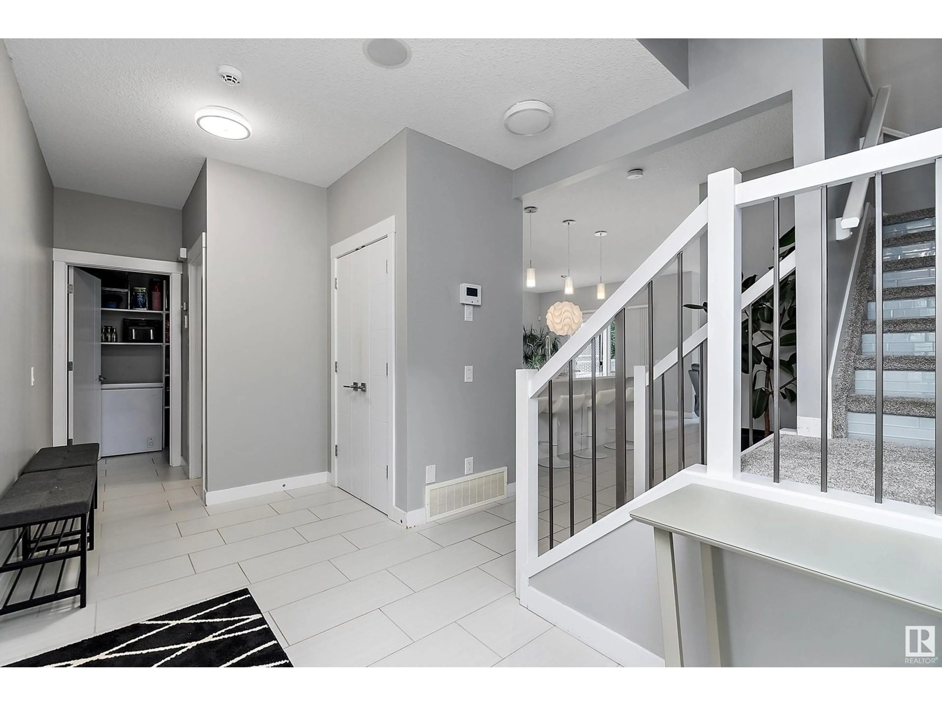 Indoor entryway for 20627 97 AV, Edmonton Alberta T5T4V5