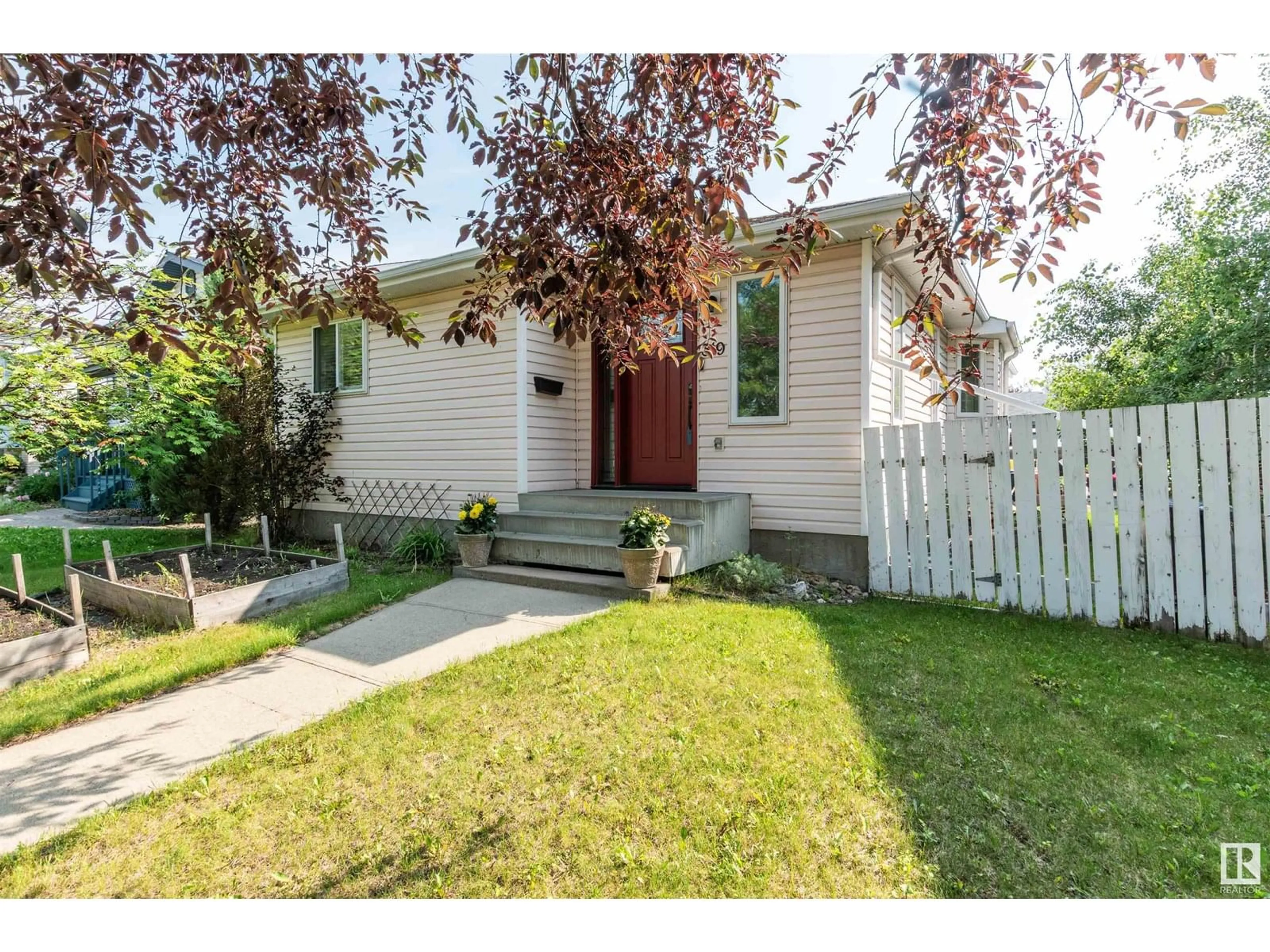 Home with vinyl exterior material, street for 319 DAVENPORT DR, Sherwood Park Alberta T8H1Y1