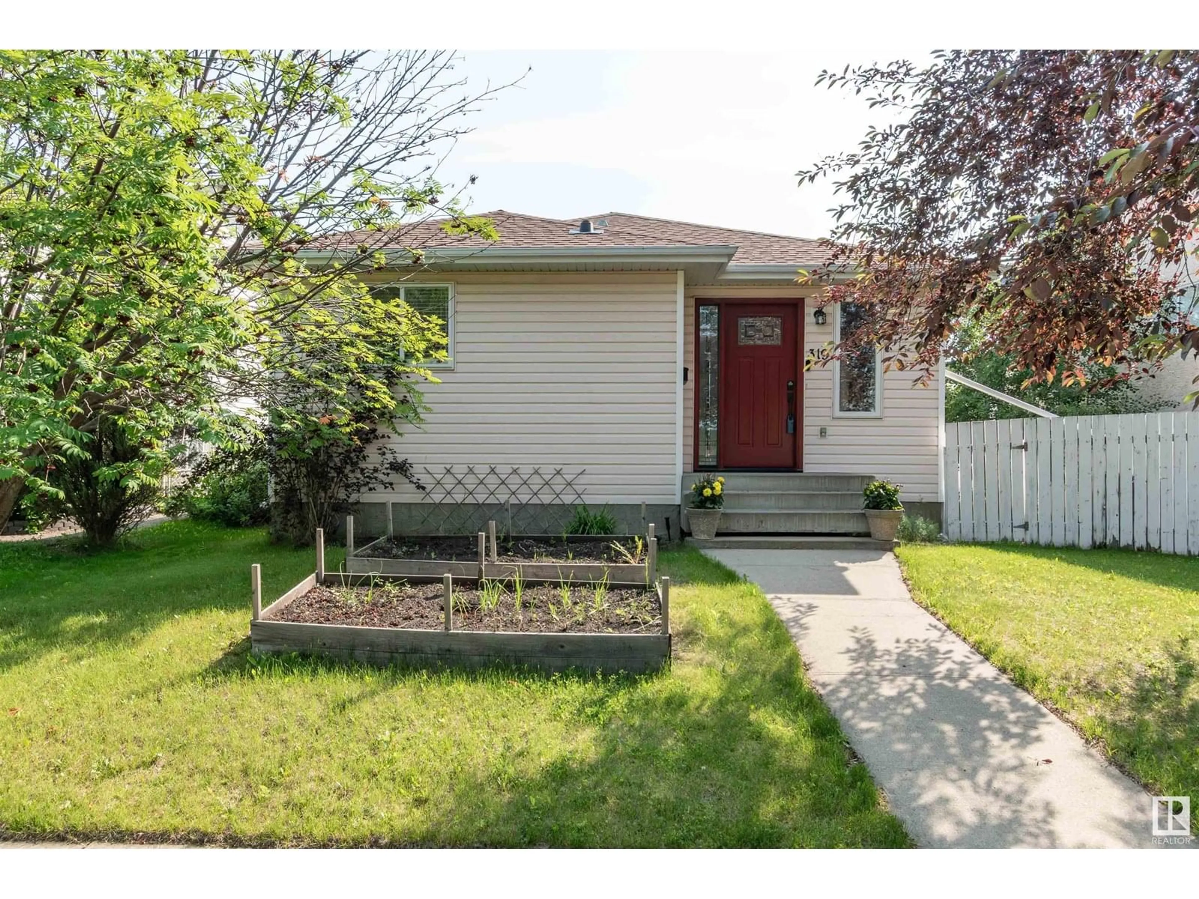 Home with vinyl exterior material, street for 319 DAVENPORT DR, Sherwood Park Alberta T8H1Y1